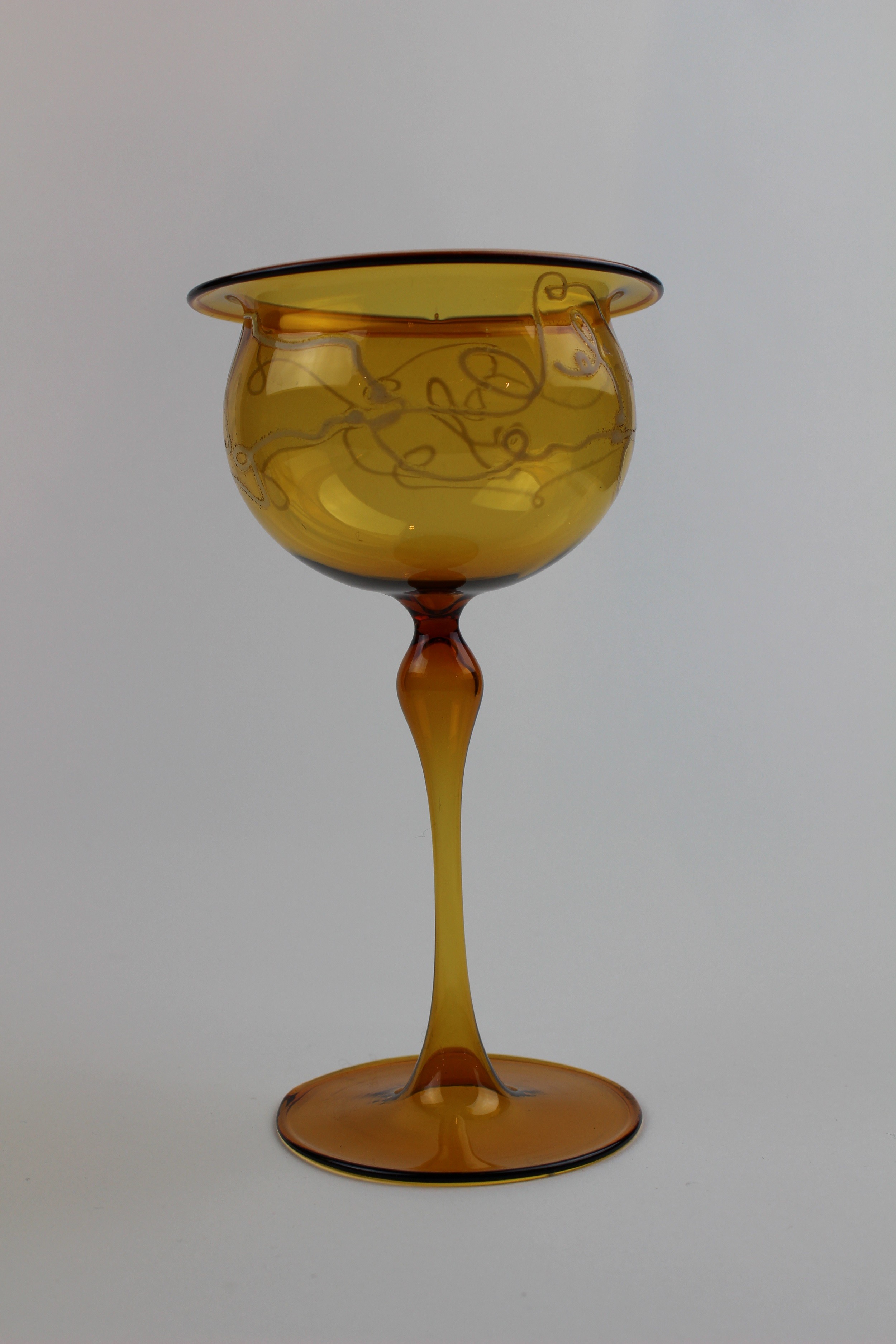 Bernsteinfarbene Vase/Trinkgefäß/Kerzenhalter (Museum Baruther Glashütte CC BY-NC-SA)