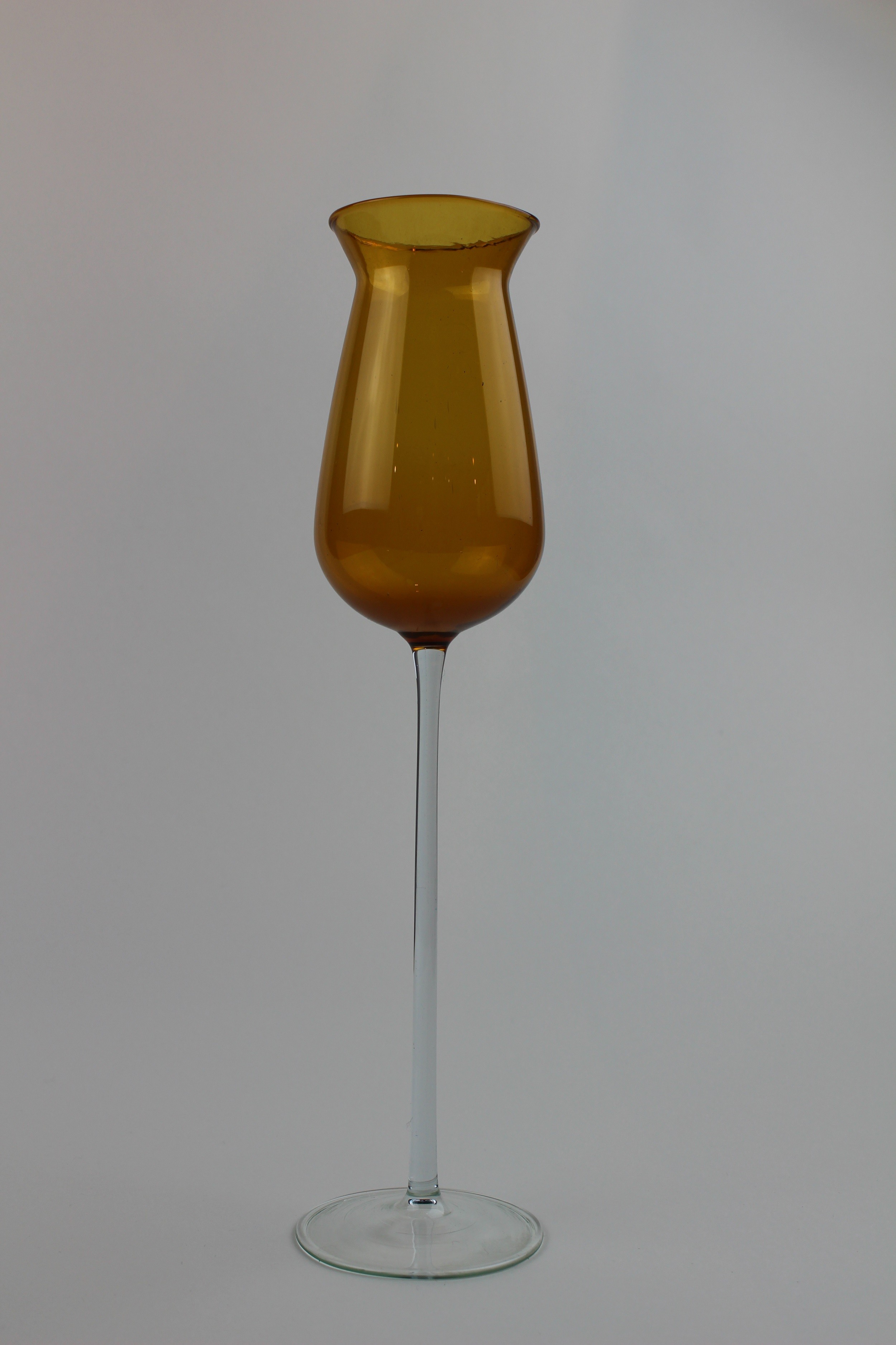 Bernsteinfarbenes Trinkglas (Museum Baruther Glashütte CC BY-NC-SA)