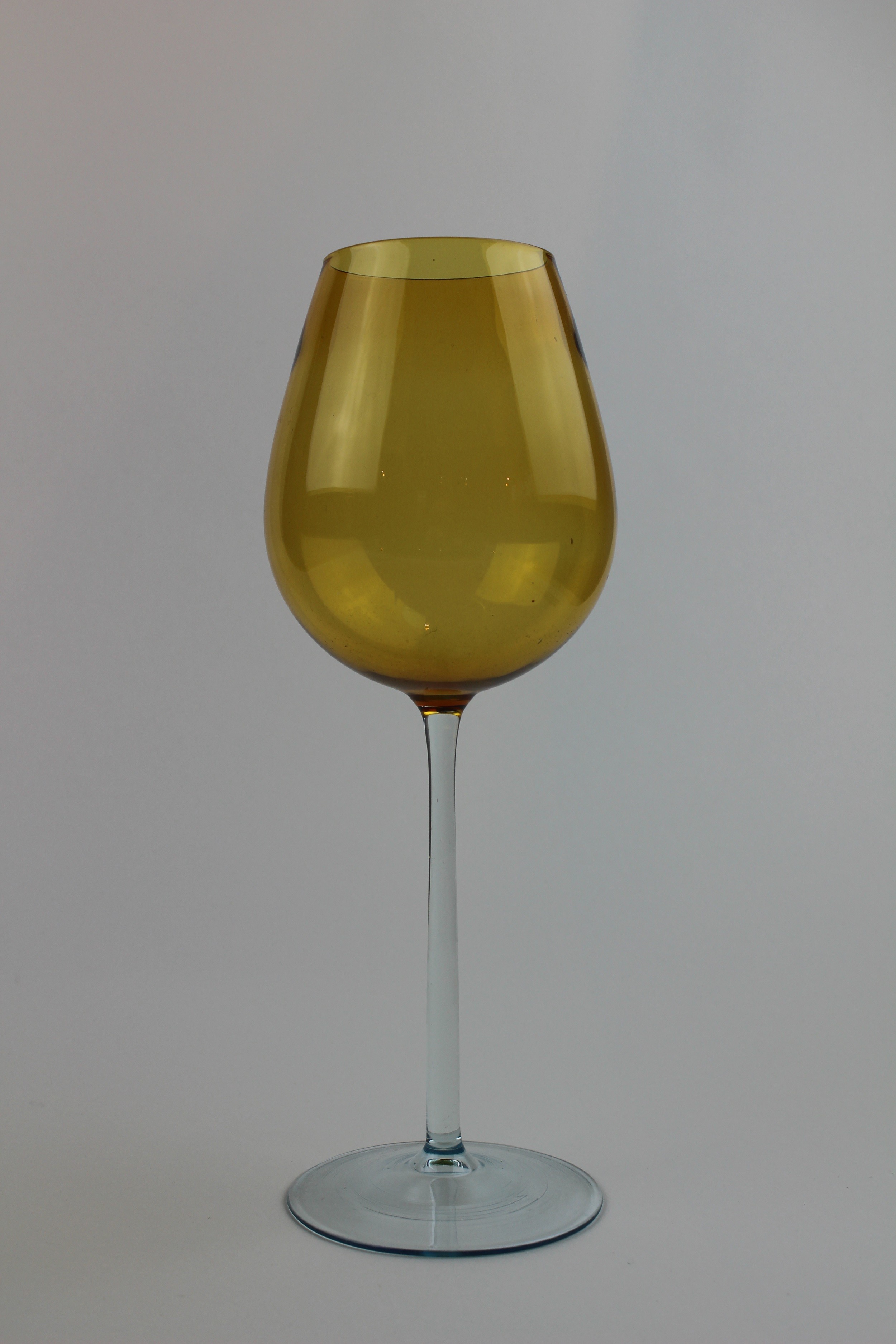 Bernsteinfarbenes Trinkglas (Museum Baruther Glashütte CC BY-NC-SA)