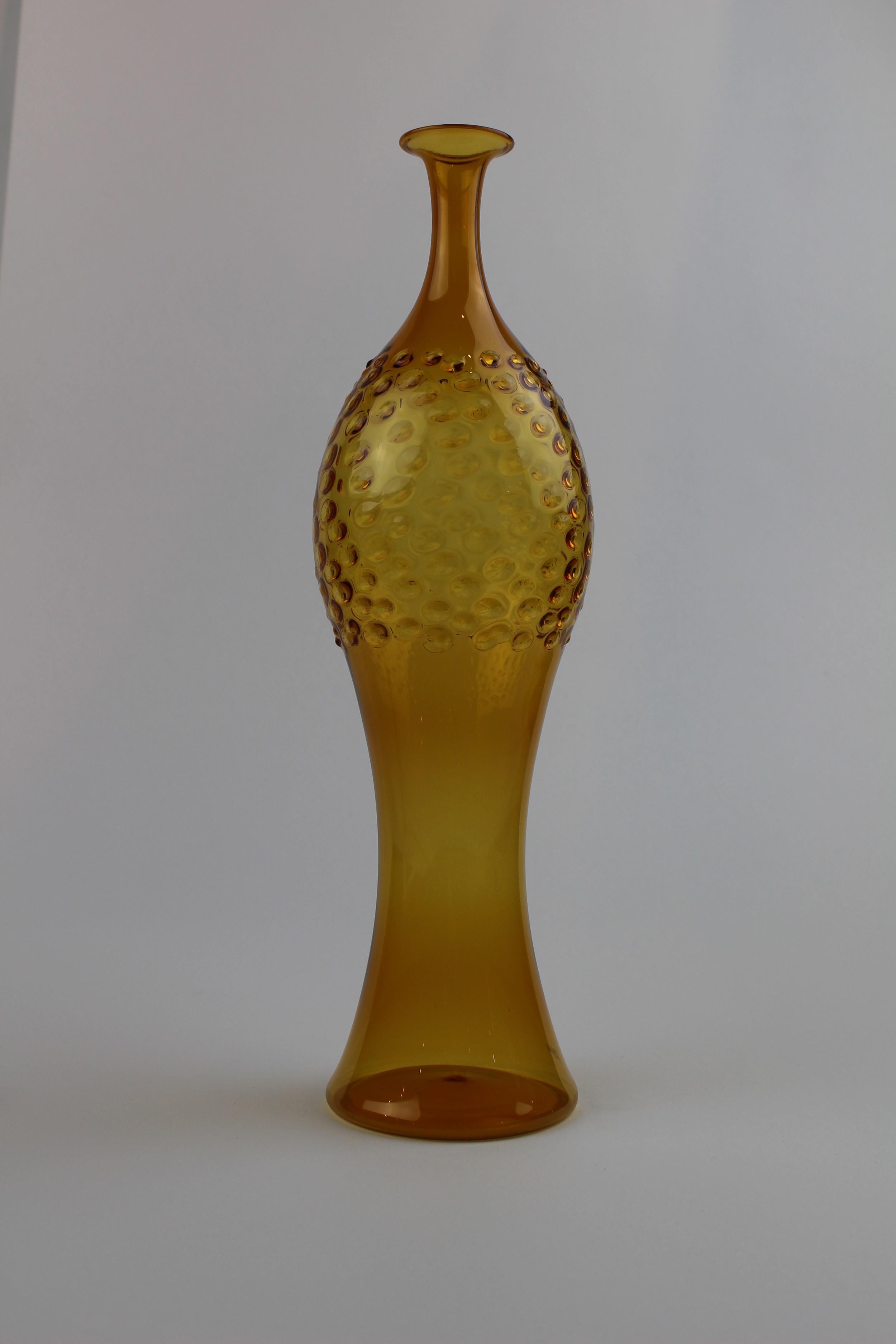 Bernsteinfarbene Vase in Flaschenform (Museum Baruther Glashütte CC BY-NC-SA)