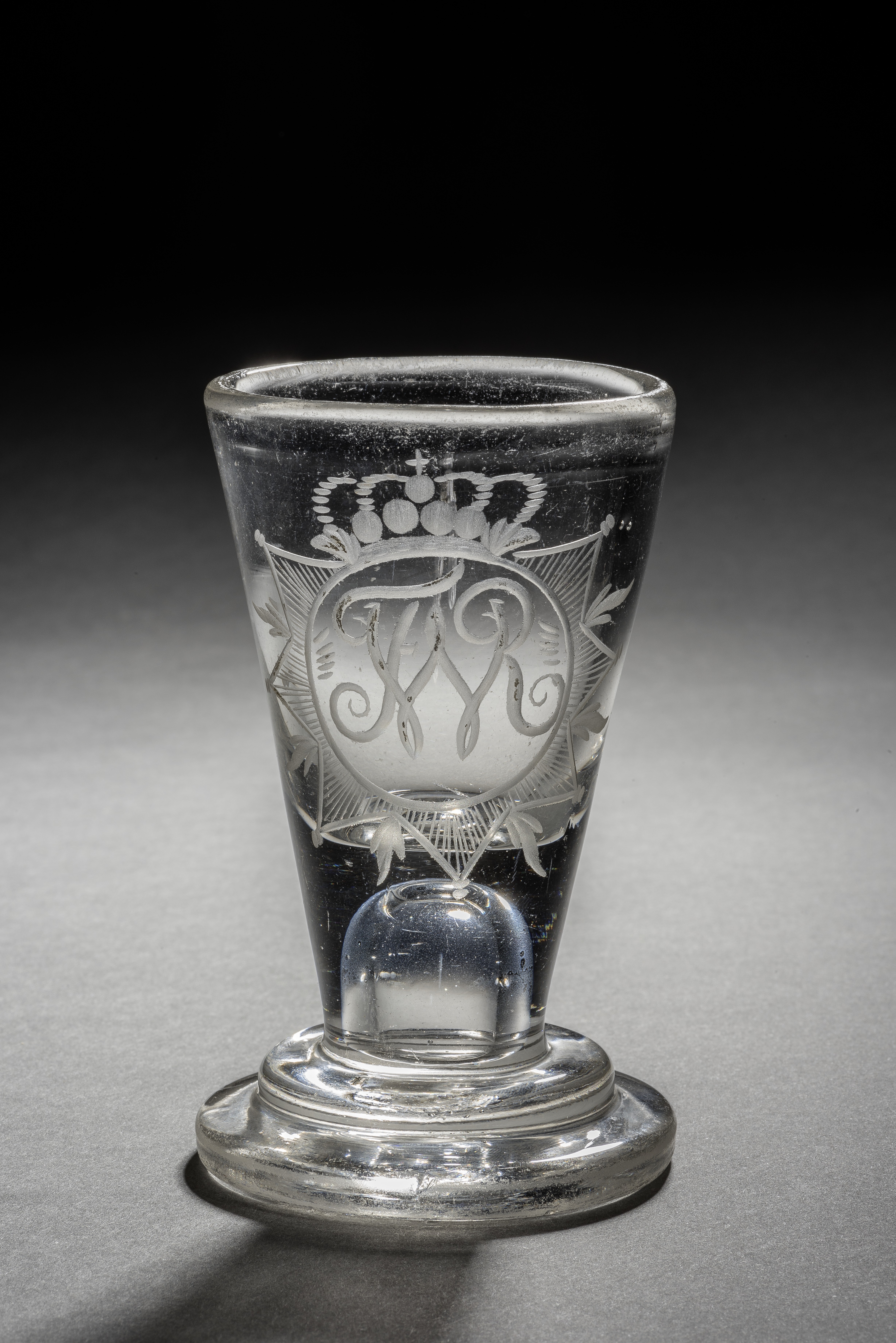 Branntweinglas mit Monogramm Friedrich Wilhelm I., XIII 708. (Stiftung Preußische Schlösser und Gärten Berlin-Brandenburg CC BY-NC-SA)