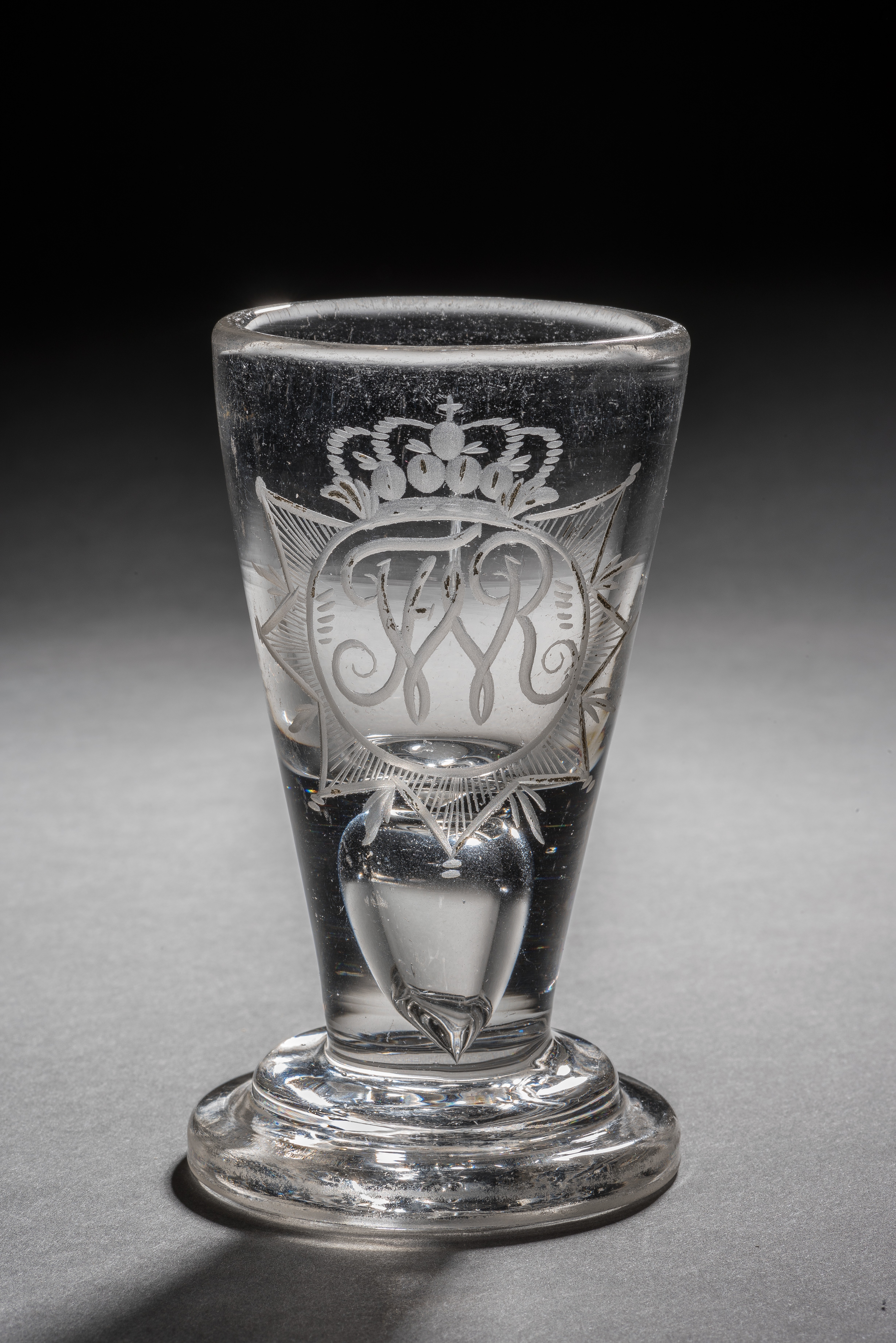 Branntweinglas "Wachtmeister" mit Monogramm FWR, XIII 709. (Stiftung Preußische Schlösser und Gärten Berlin-Brandenburg CC BY-NC-SA)