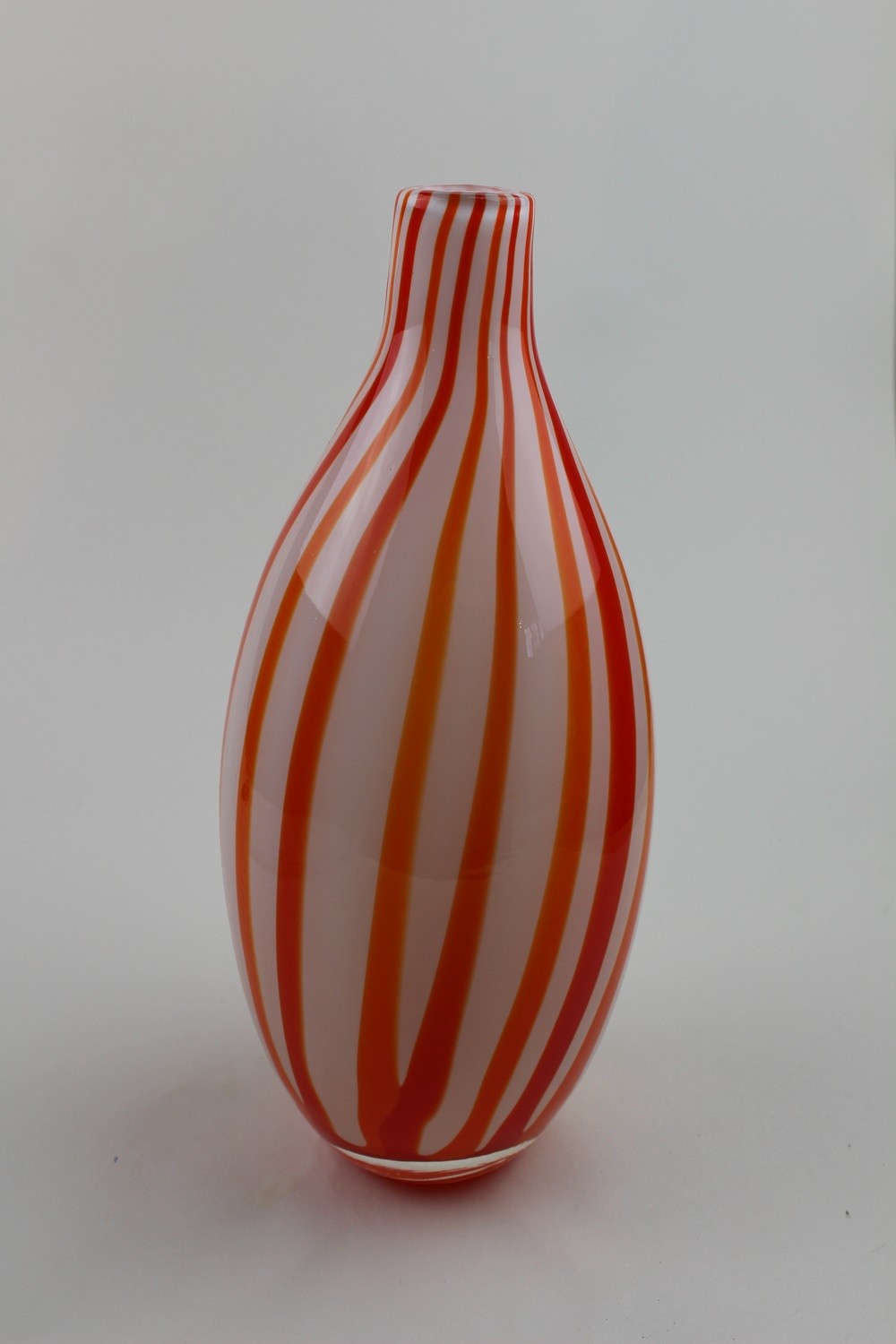 Glas, weiß und orange durchgefärbt (Museum Baruther Glashütte CC BY-NC-SA)