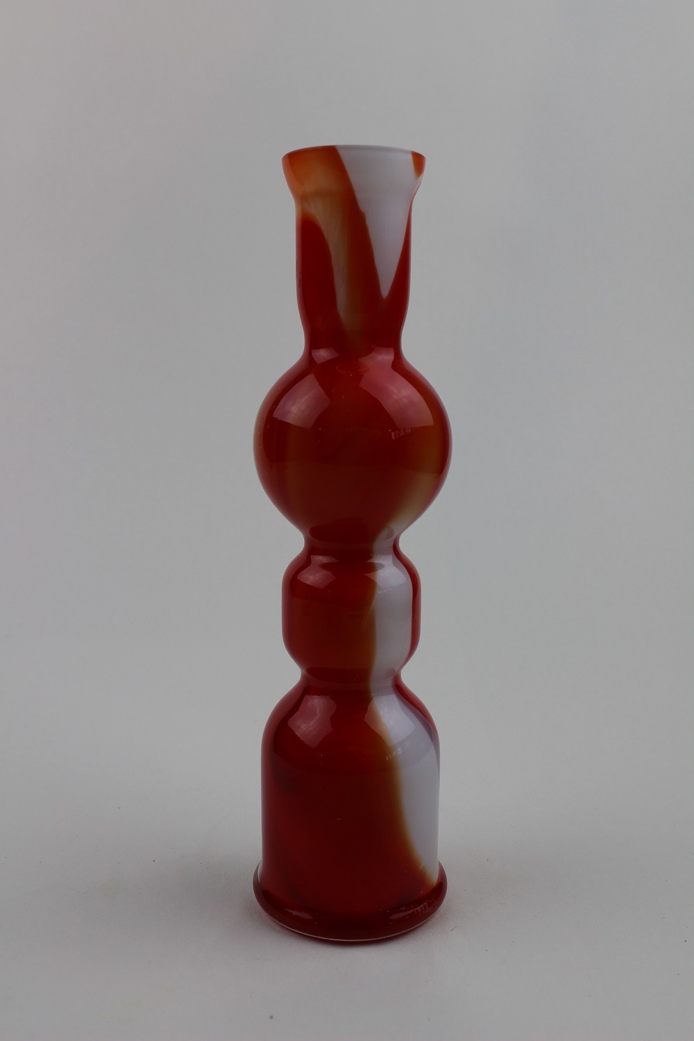 Glasvase, rot und weiß durchgefärbt (Museum Baruther Glashütte CC BY-NC-SA)