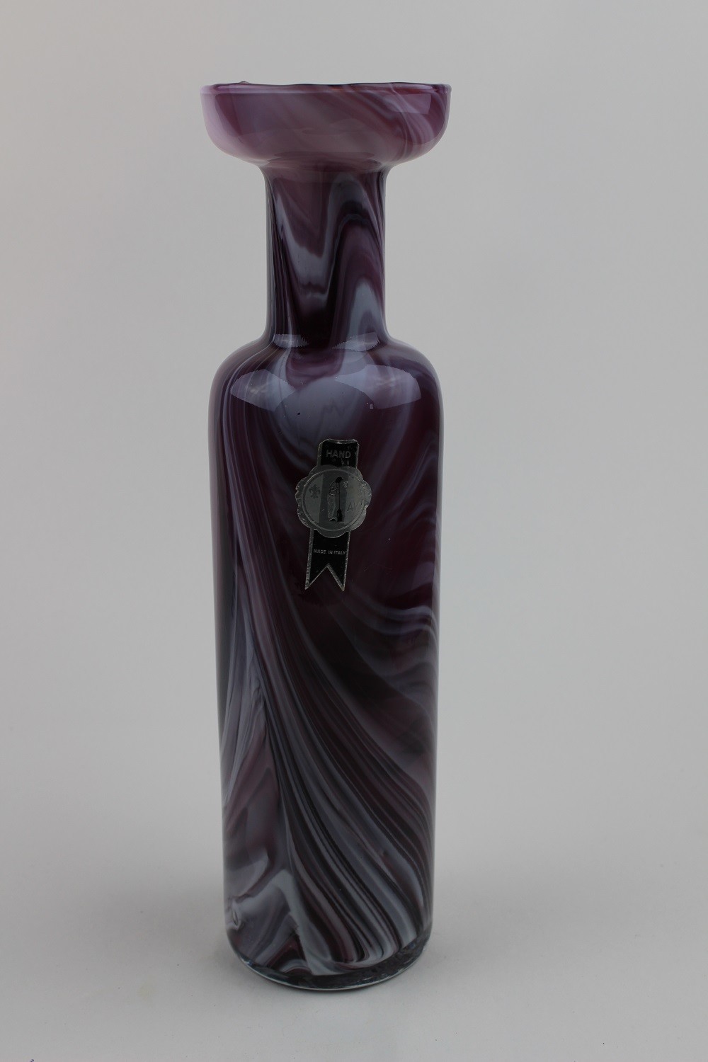 Glasvase, violett marmoriert (Museum Baruther Glashütte CC BY-NC-SA)