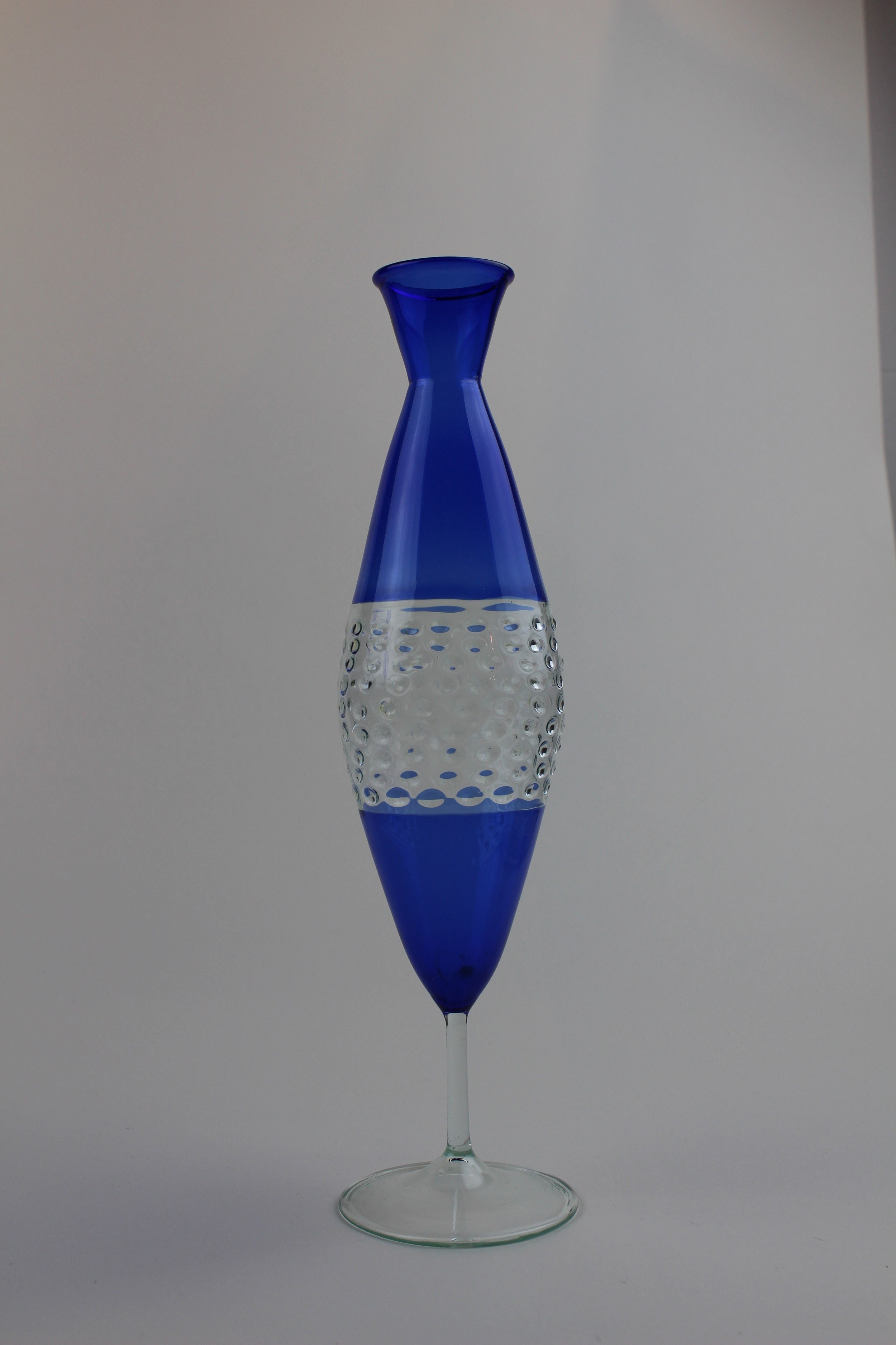 Montanblaue Vase mit transparentem Einsatz und Stiel (Museum Baruther Glashütte CC BY-NC-SA)
