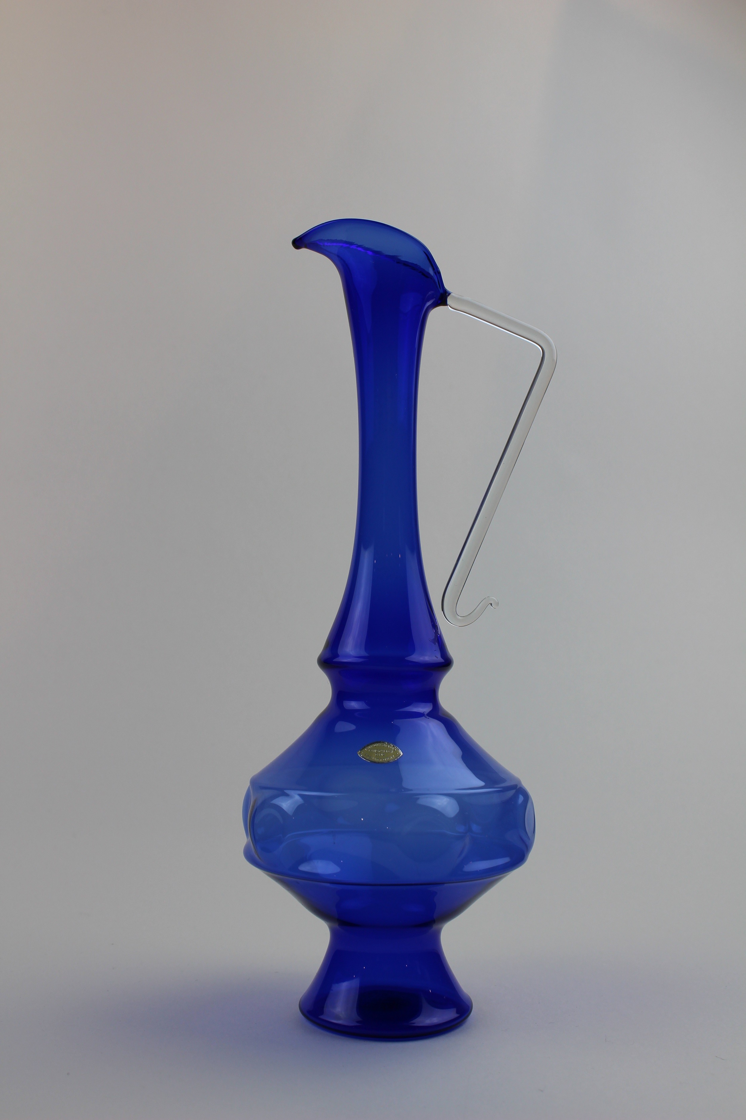 Montanblaue Vase/Glaskaraffe mit Aufkleber (Museum Baruther Glashütte CC BY-NC-SA)