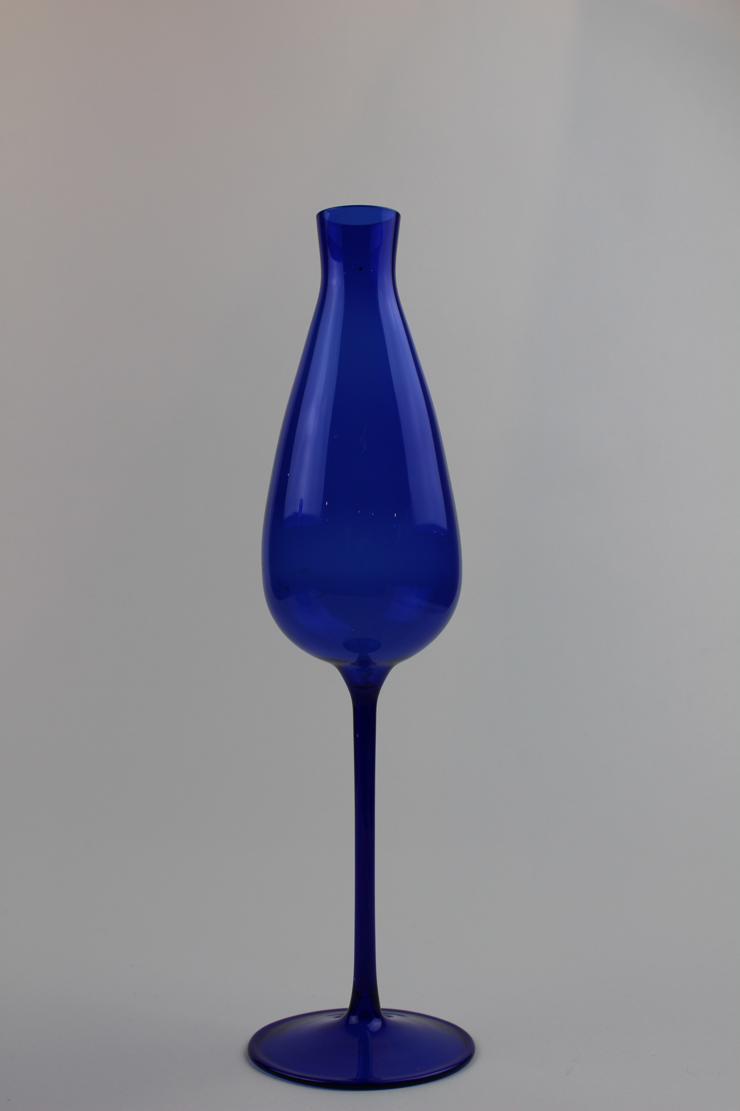 Montanblaue Vase/Trinkgefäß (Museum Baruther Glashütte CC BY-NC-SA)
