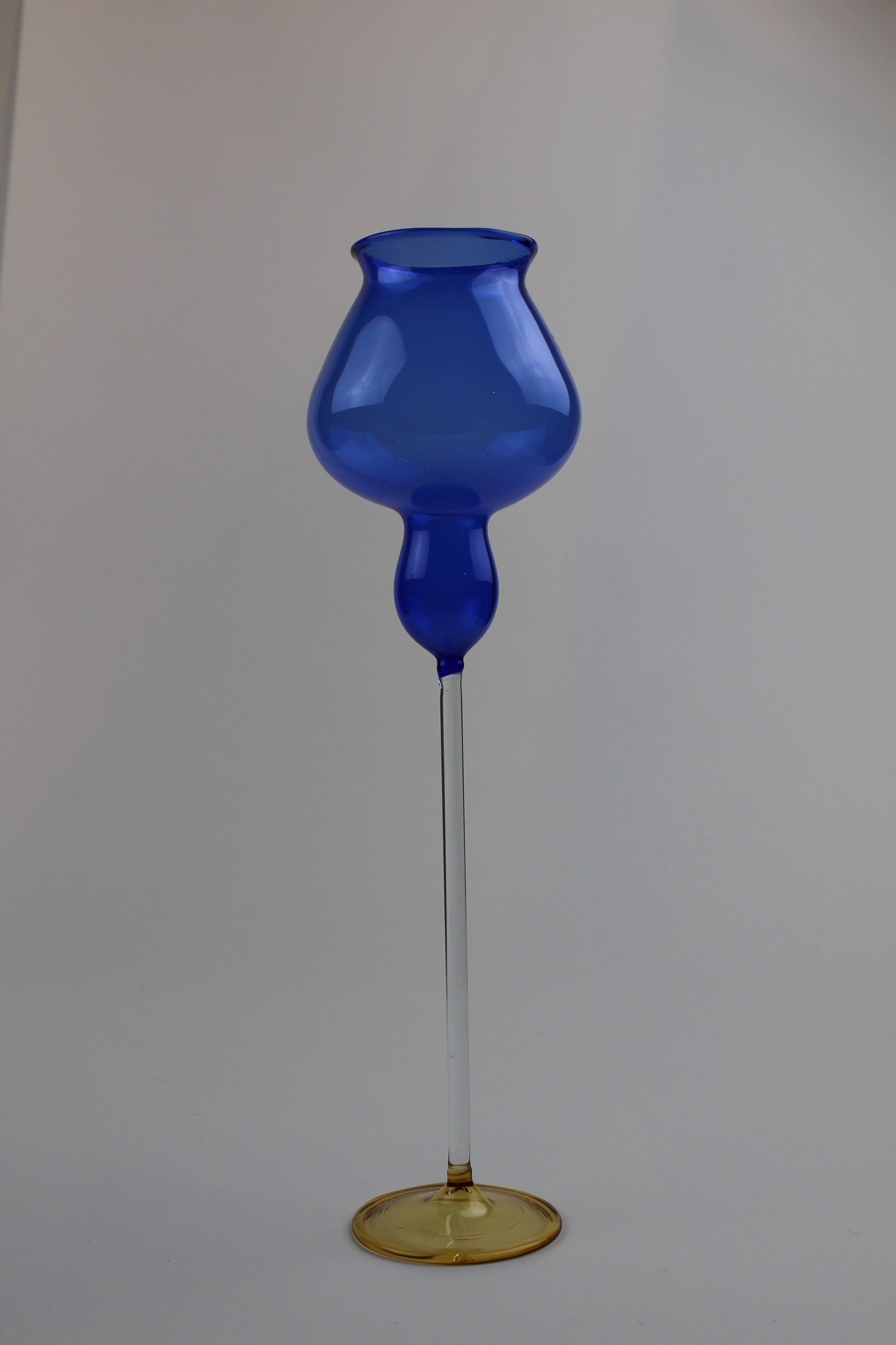 Montanblaue Vase/Trinkgefäß mit transparentem Stiel (Museum Baruther Glashütte CC BY-NC-SA)
