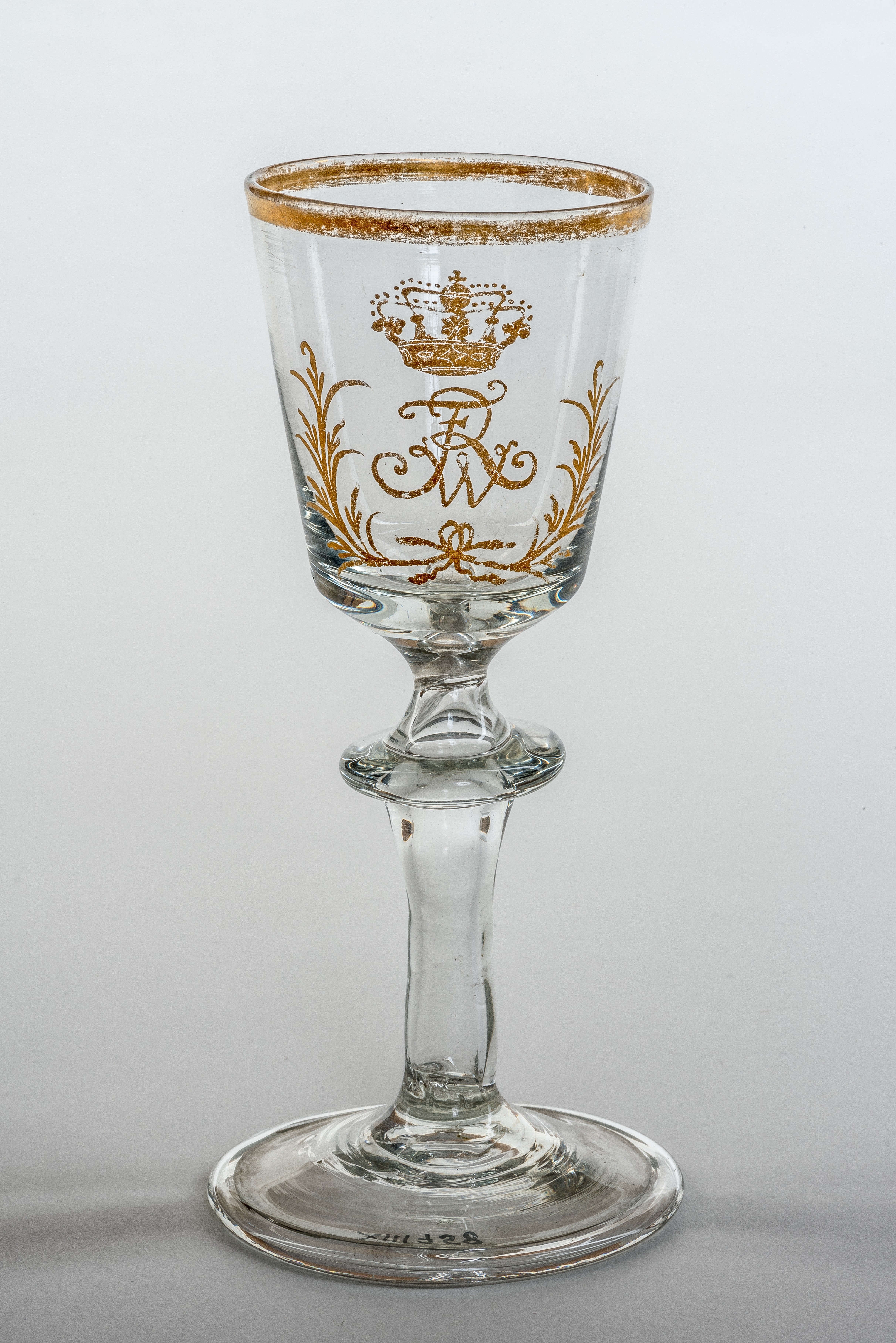 Pokal mit Goldstaffage und dem Mongramm Friedrich Wilhelms II., XIII 758. (Stiftung Preußische Schlösser und Gärten Berlin-Brandenburg CC BY-NC-SA)