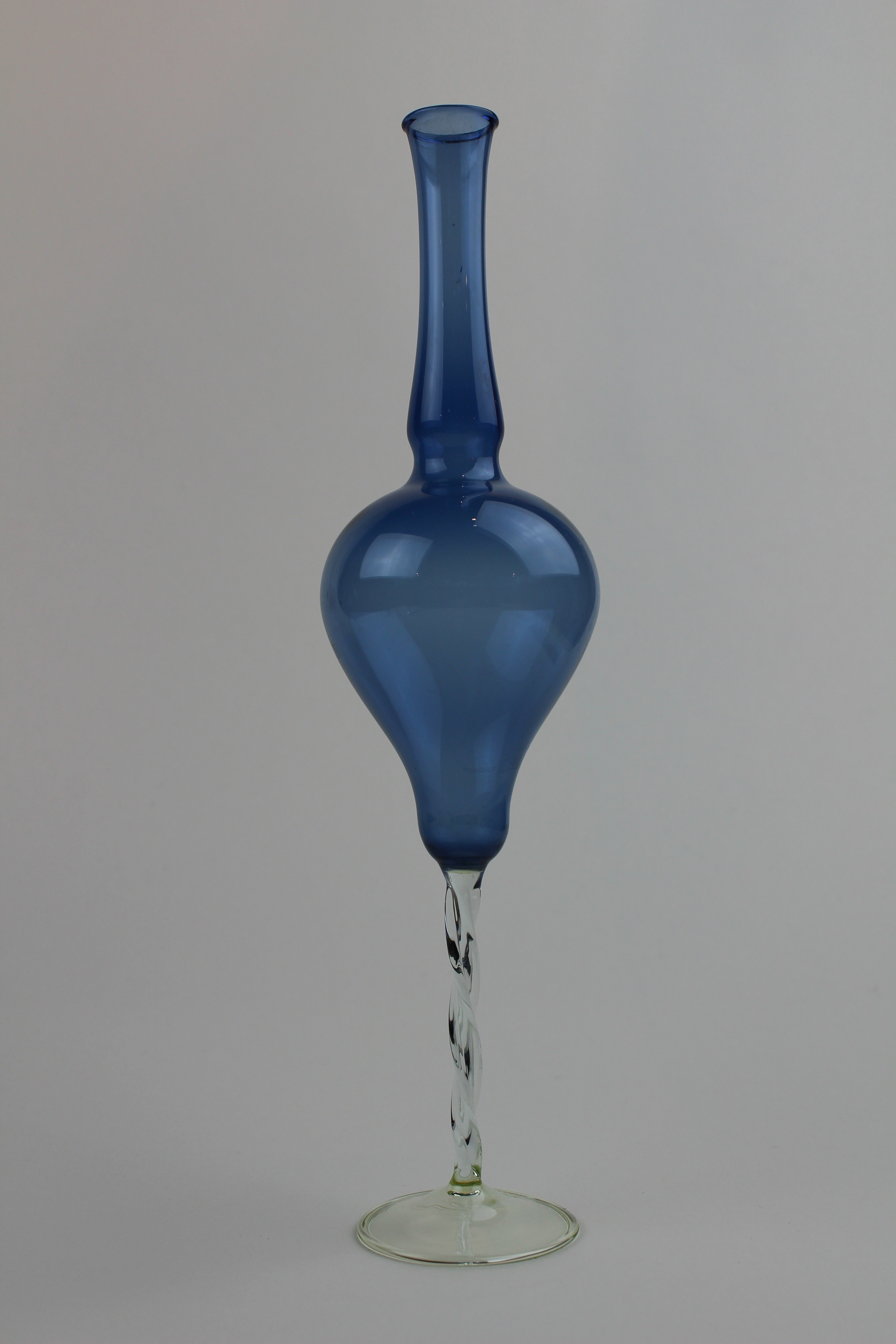 Aquablaue Vase mit farblosem Stiel (Museum Baruther Glashütte CC BY-NC-SA)