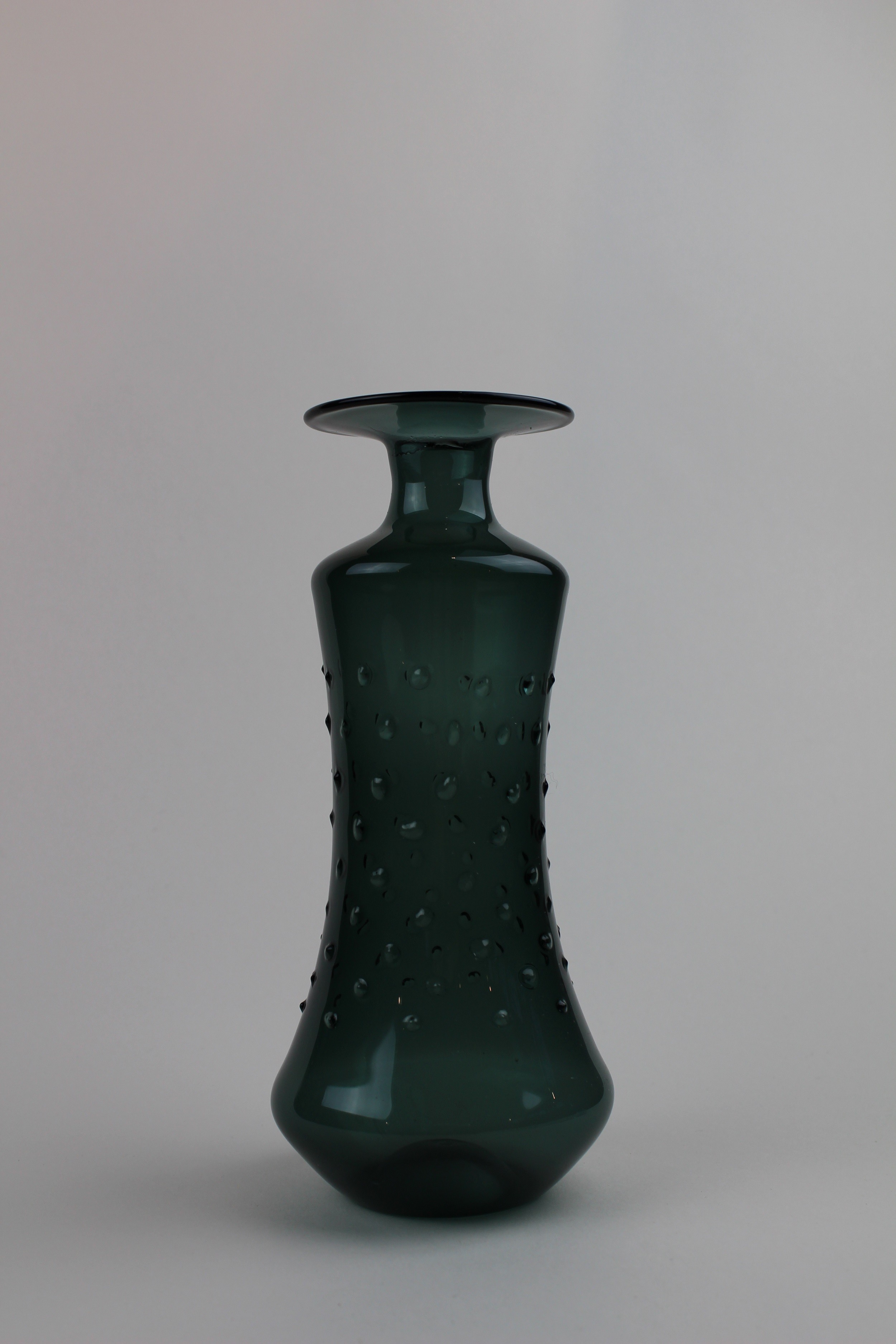 Aquablaue Vase mit punktartigen Verzierungen (Museum Baruther Glashütte CC BY-NC-SA)