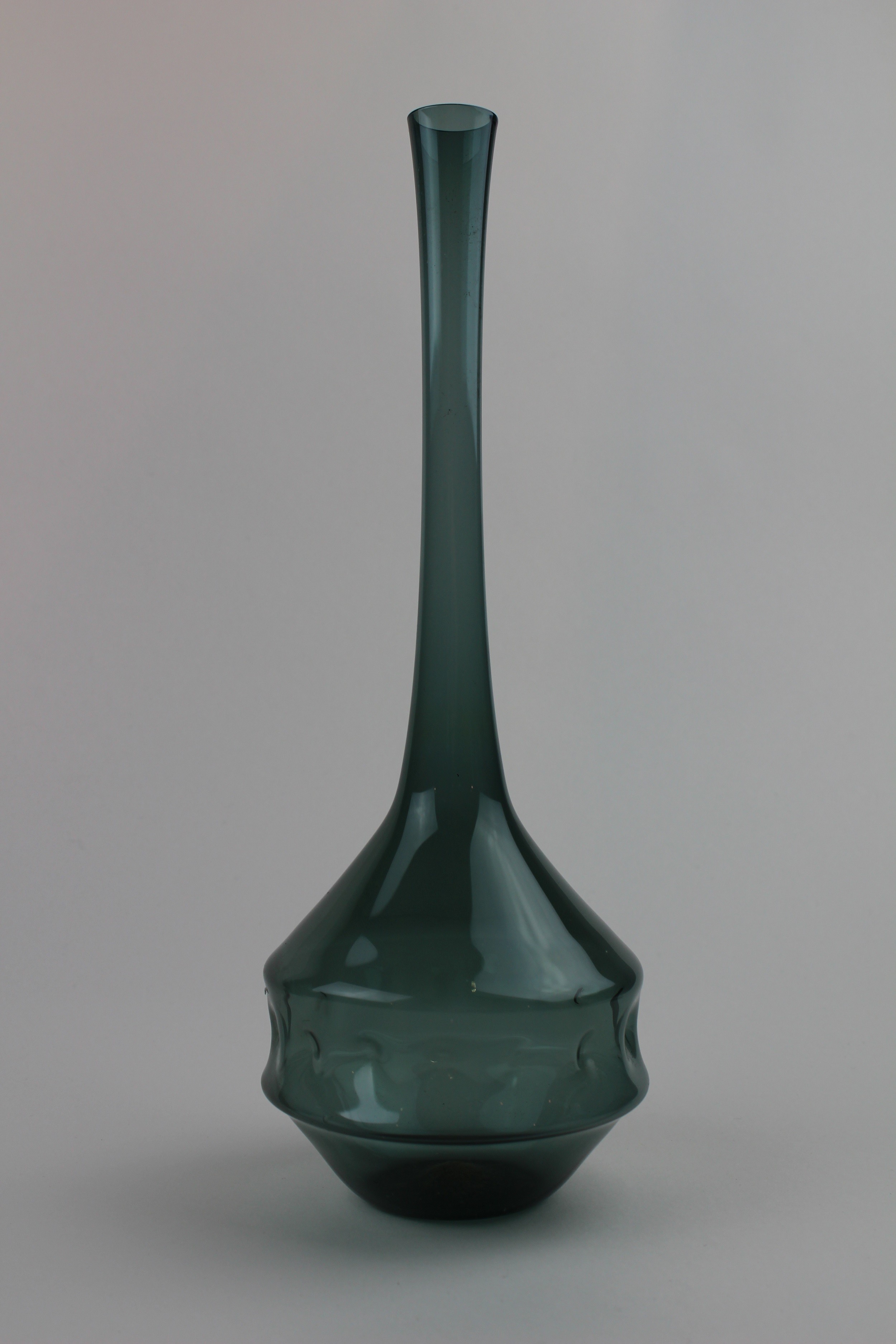 Aquablaue Vase mit runden Verzierungen (Museum Baruther Glashütte CC BY-NC-SA)