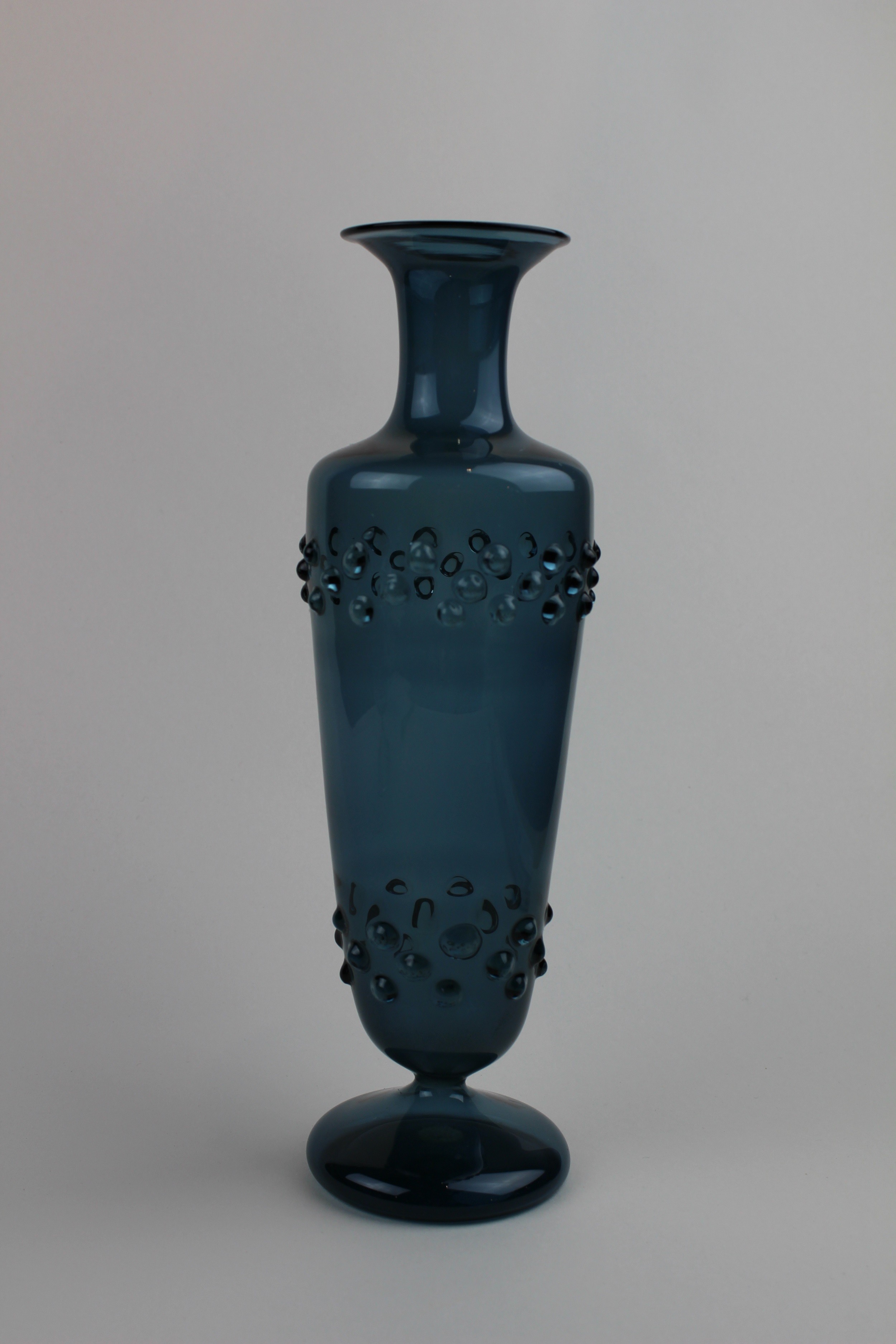Aquablaue Vase mit Verzierungen (Museum Baruther Gllashütte CC BY-NC-SA)