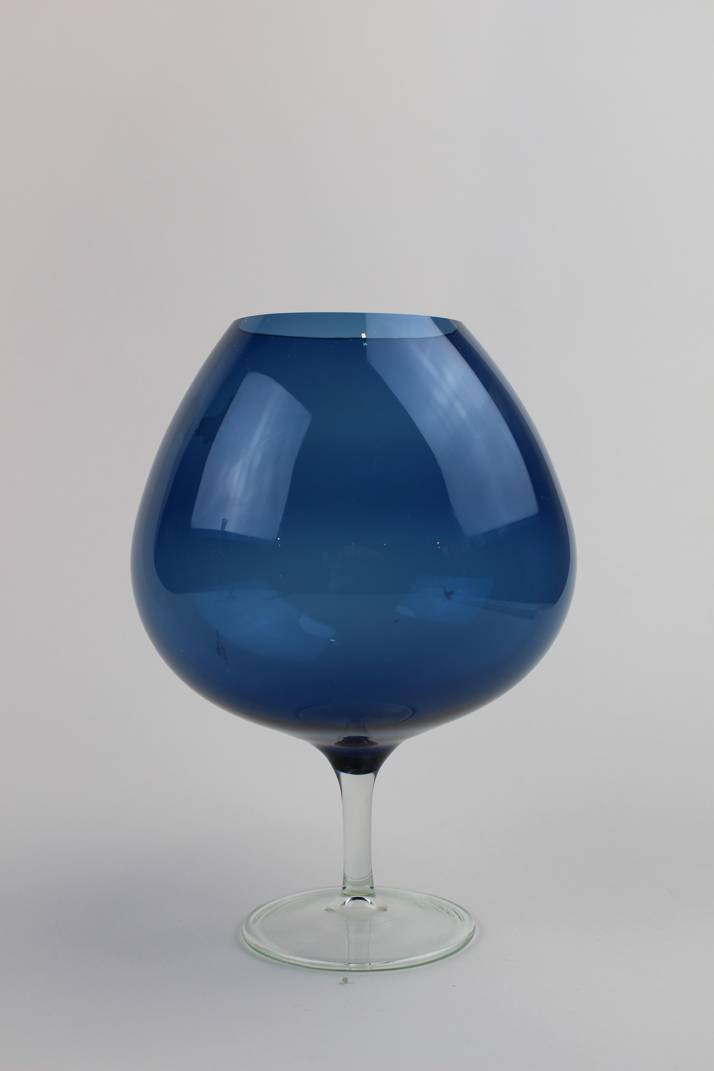 Aquablaues Trinkgefäß/Kerzenhalter mit farblosem Stiel (Museum Baruther Glashütte CC BY-NC-SA)