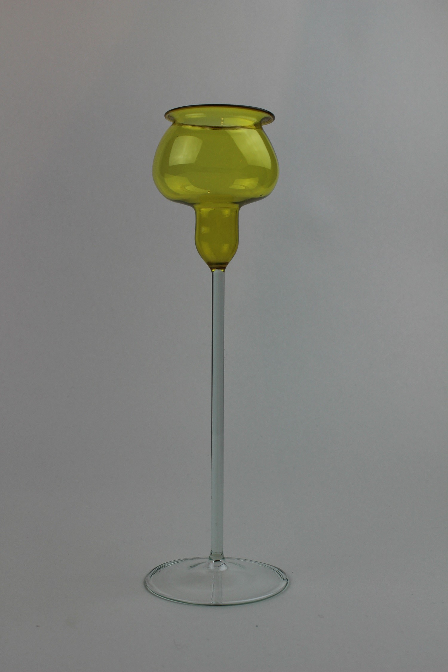 Brilliantgelber Kerzenhalter mit farblosem Fuß und Stiel (Museum Baruther Glashütte CC BY-NC-SA)