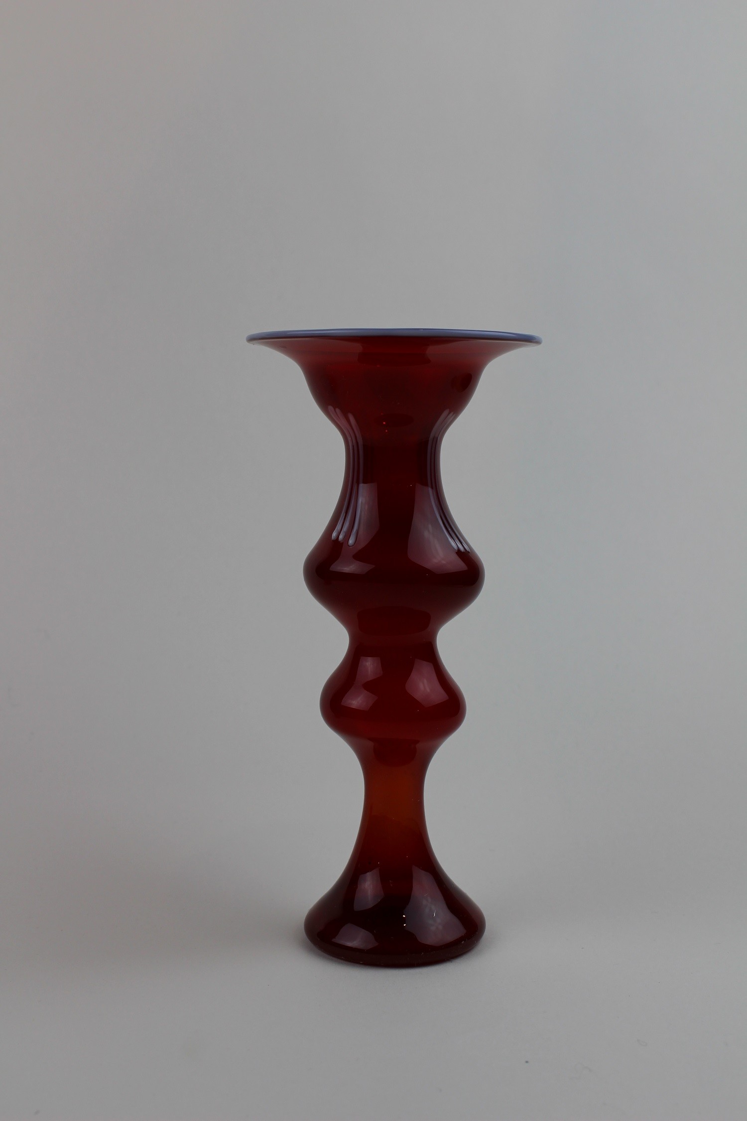 Brilliantrubinrote Vase/Kerzenhalter mit milchigen Streifen (Museum Baruther Glashütte CC BY-NC-SA)
