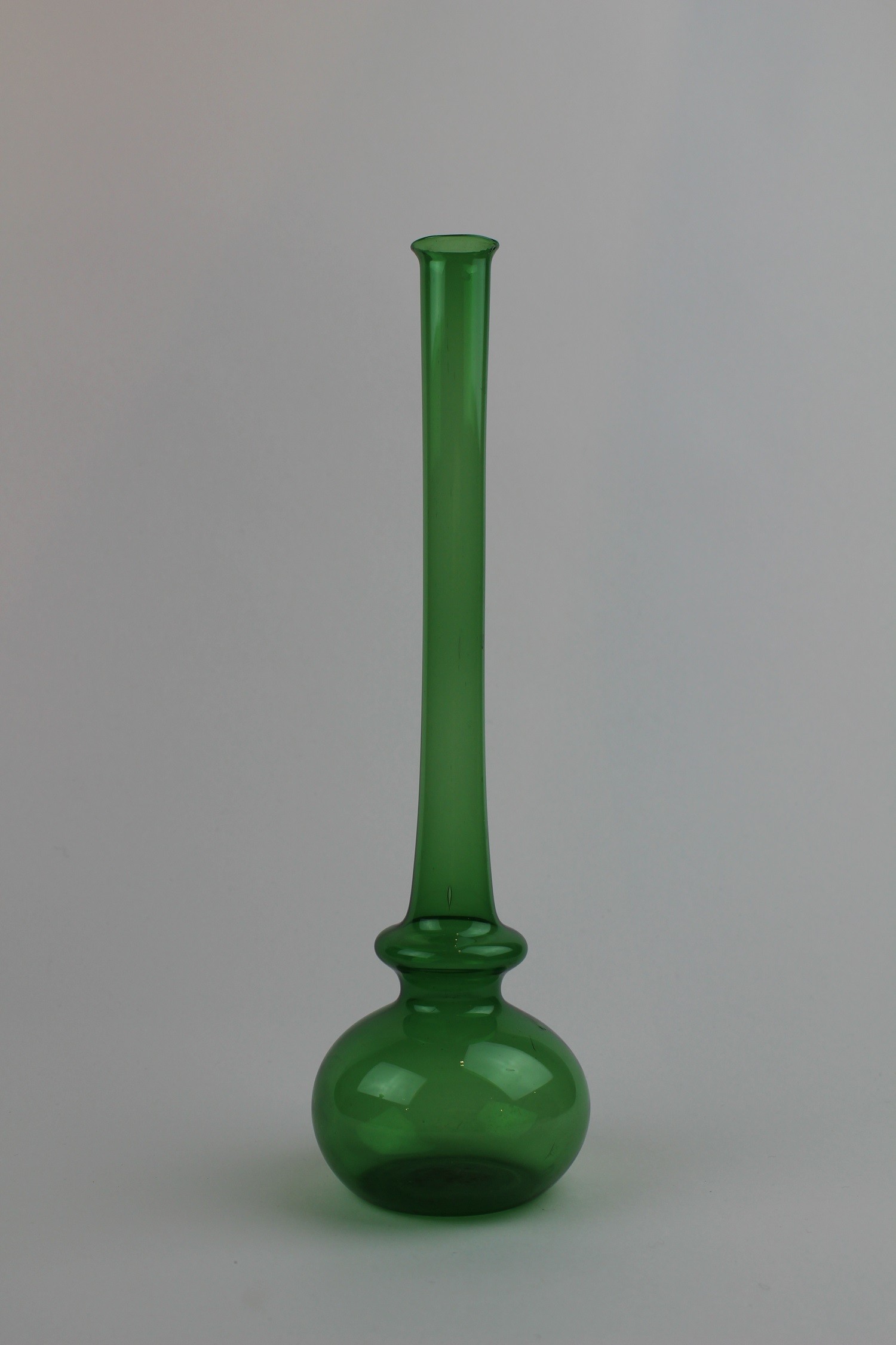 Dunkelgrüne Vase (Museum Baruther Glashütte CC BY-NC-SA)