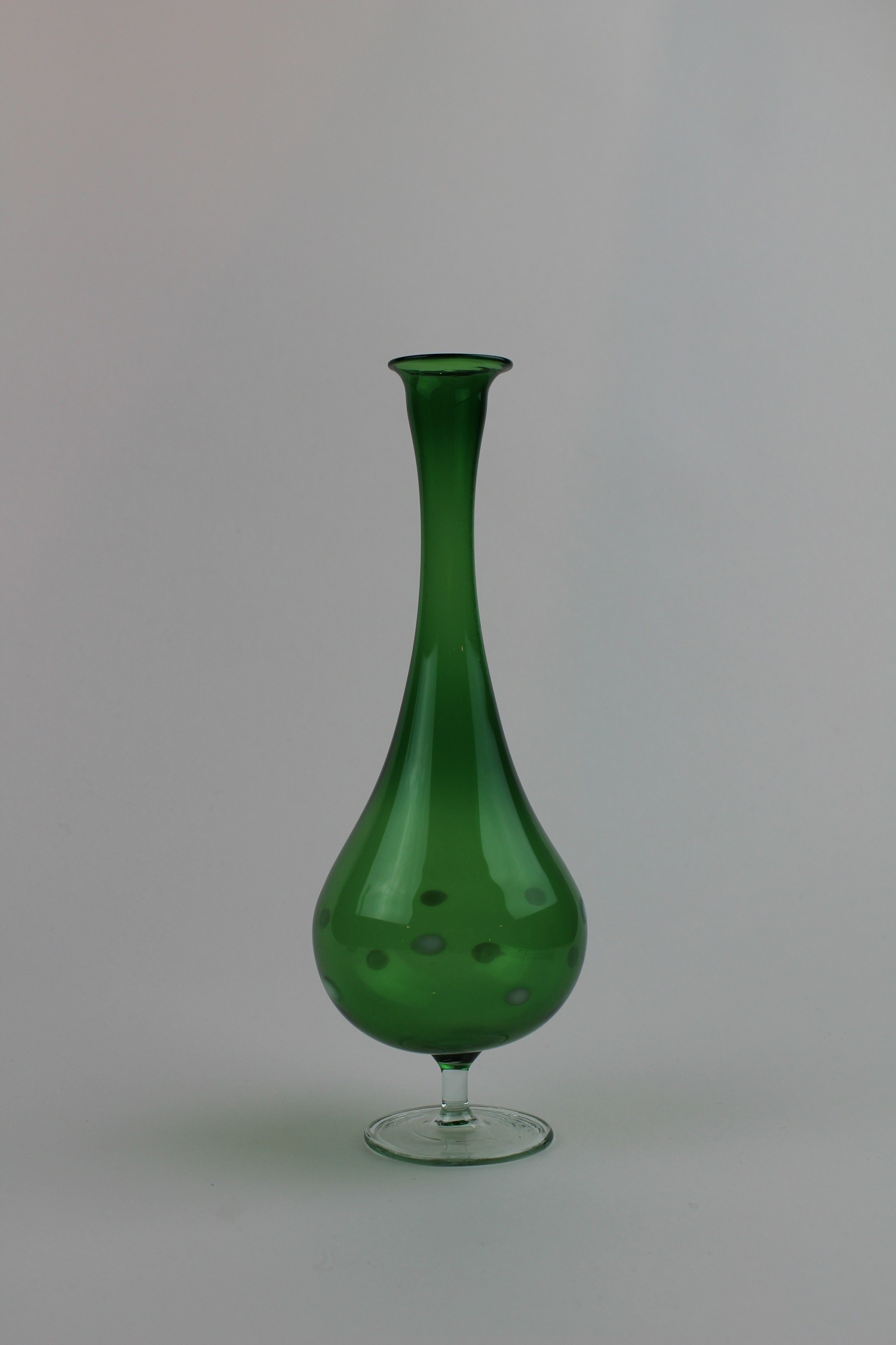 Dunkelgrüne Vase mit farblosem Fuß und Stiel und milchigen Tupfen (Museum Baruther Glashütte CC BY-NC-SA)