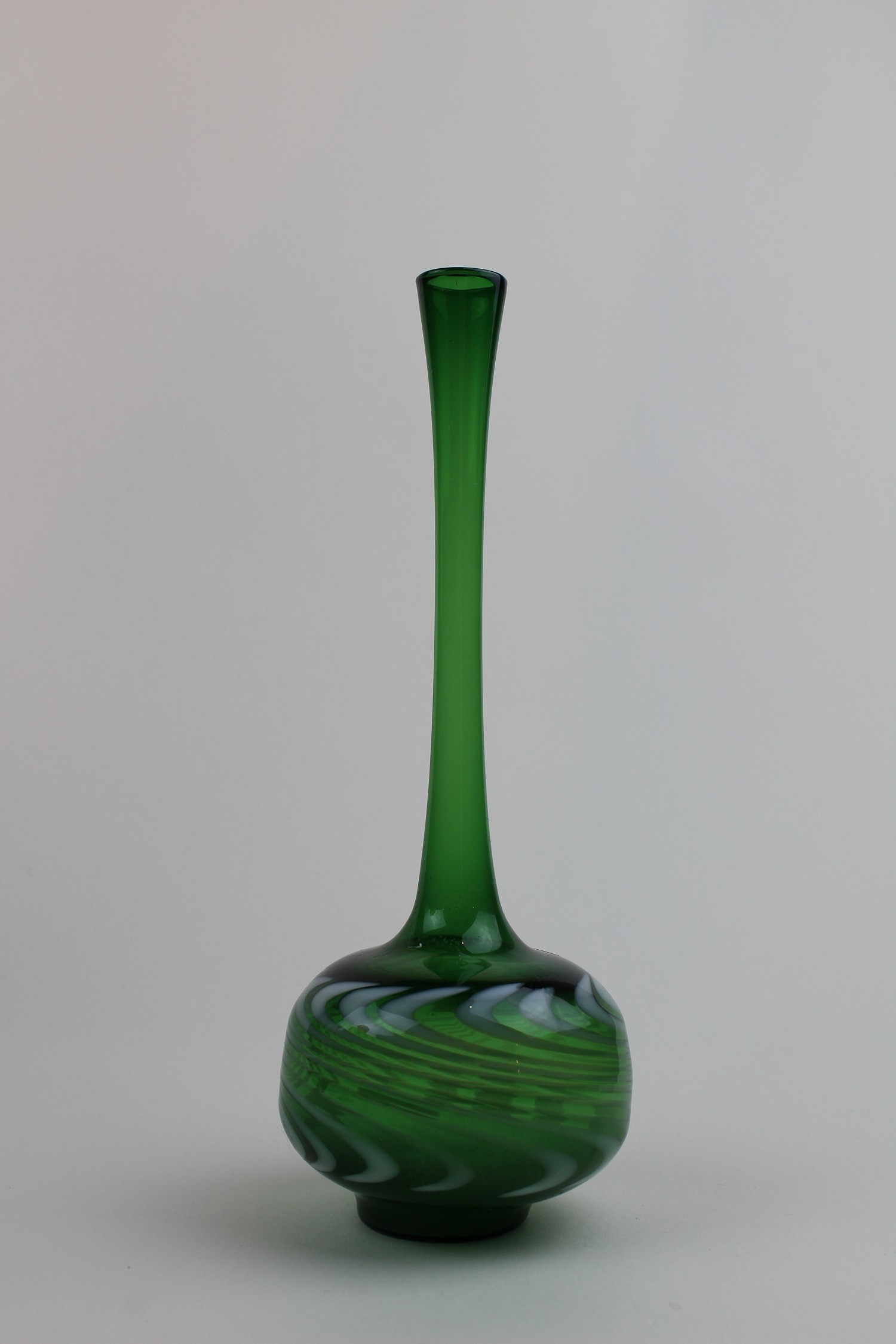 Dunkelgrüne Vase mit milchigen Verzierungen (Museum Baruther Glashütte CC BY-NC-SA)