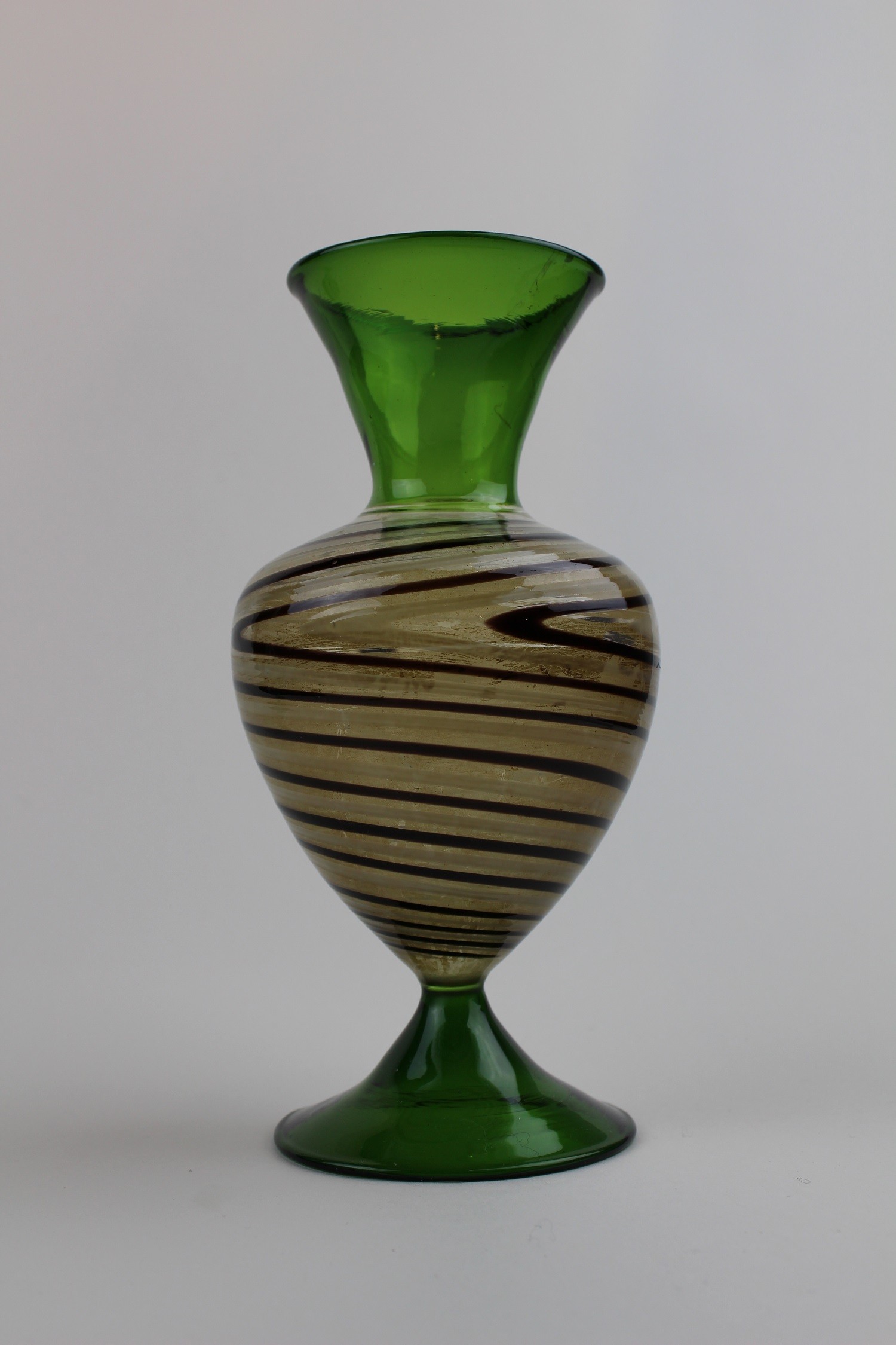 Dunkelgrüne Vase mit mittigen, braunen Verzierungen (Museum Baruther Glashütte CC BY-NC-SA)