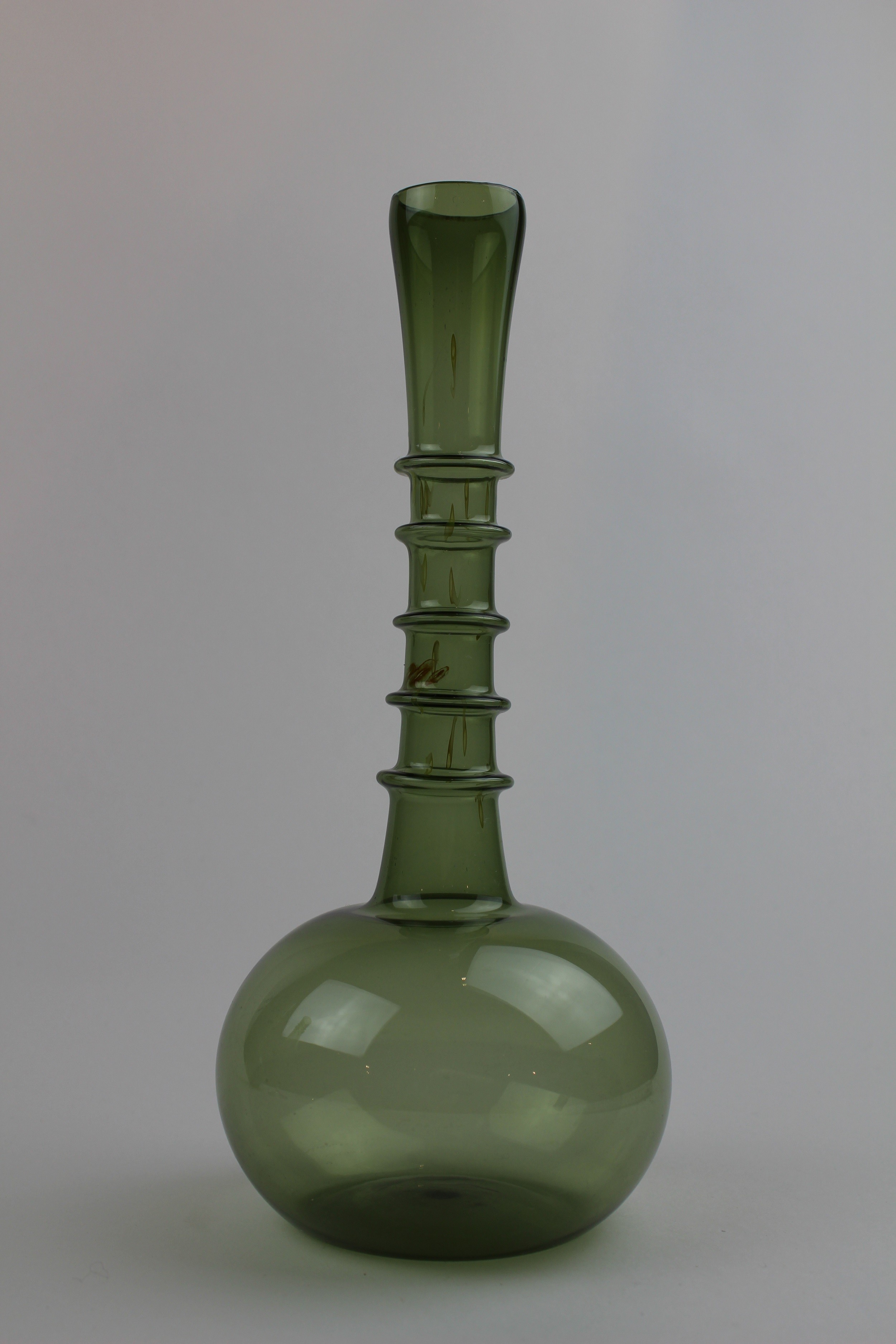 Dunkellagunenfarbene, bauchige Vase (Museum Baruther Glashütte CC BY-NC-SA)