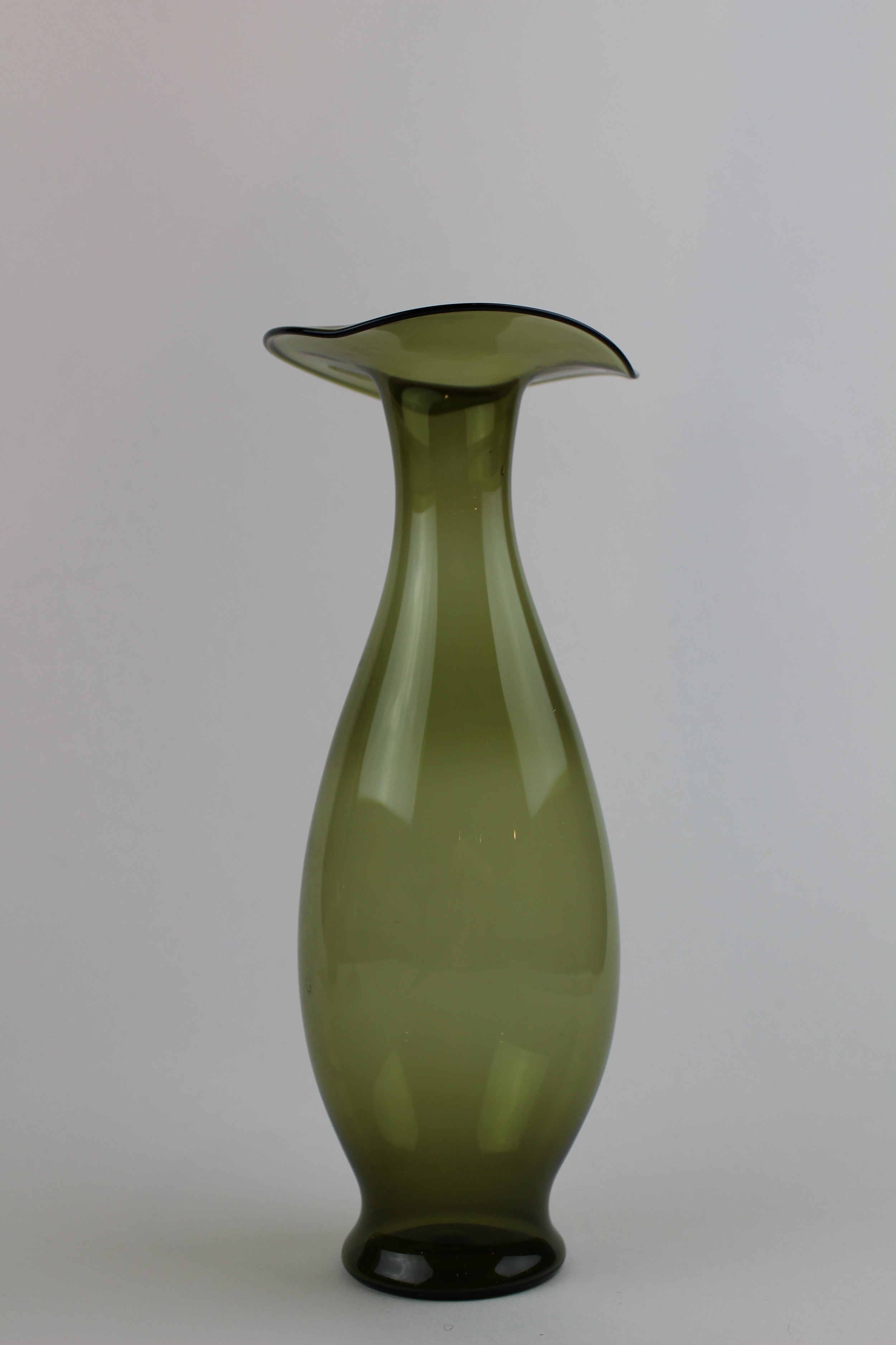 Dunkellagunenfarbene Vase (Museum Baruther Glashütte CC BY-NC-SA)