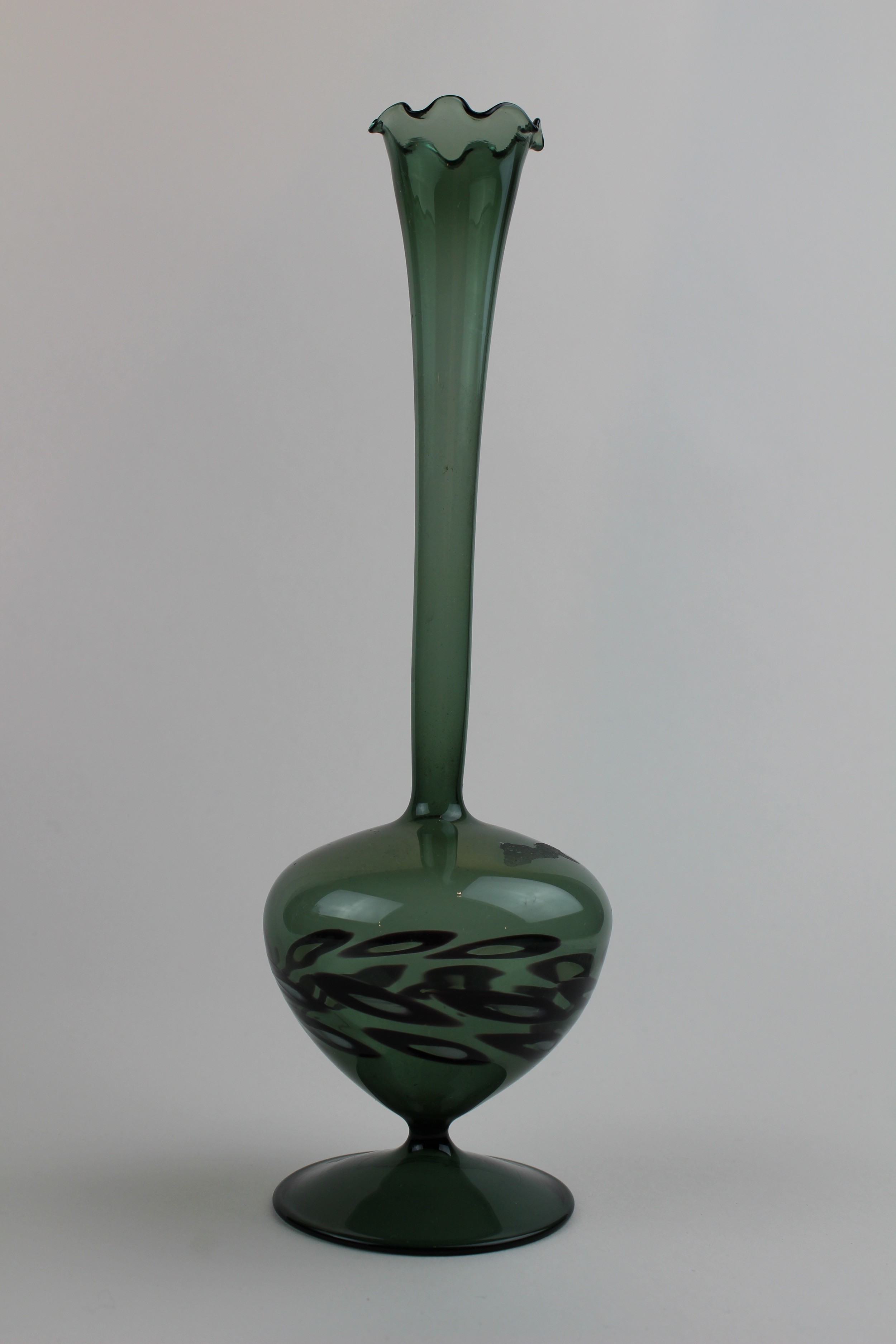 Dunkellagunenfarbene Vase mit Pfauenaugen (Museum Baruther Glashütte CC BY-NC-SA)