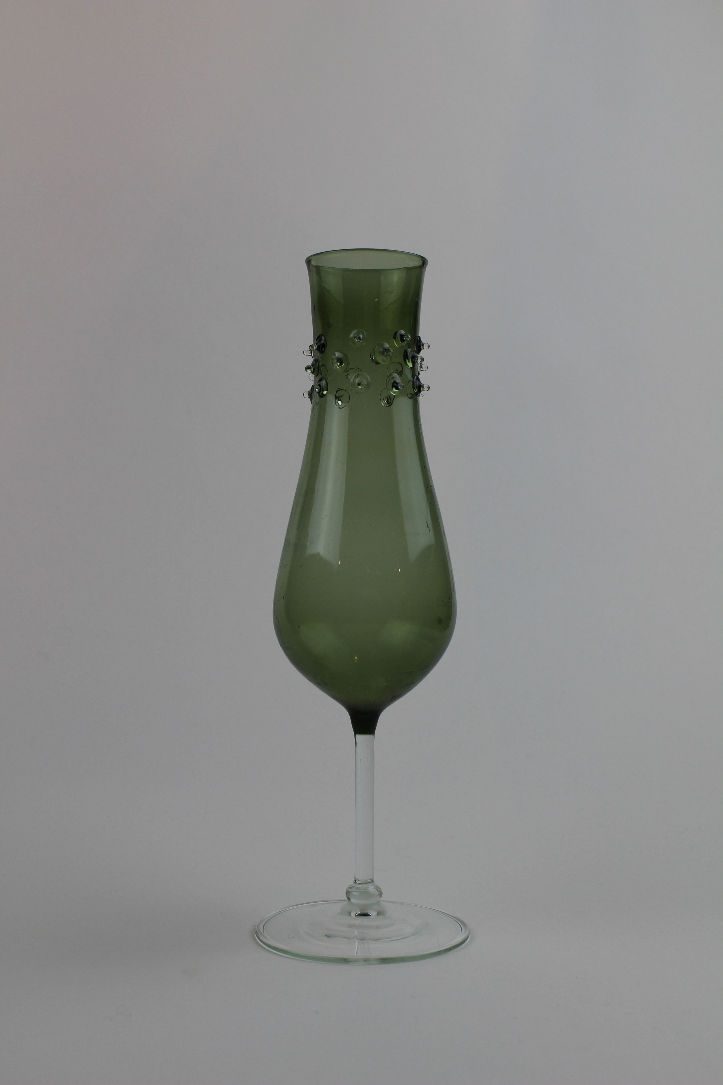 Dunkellagunenfarbene Vase mit farblosem Fuß und Stiel (Museum Baruther Glashütte CC BY-NC-SA)