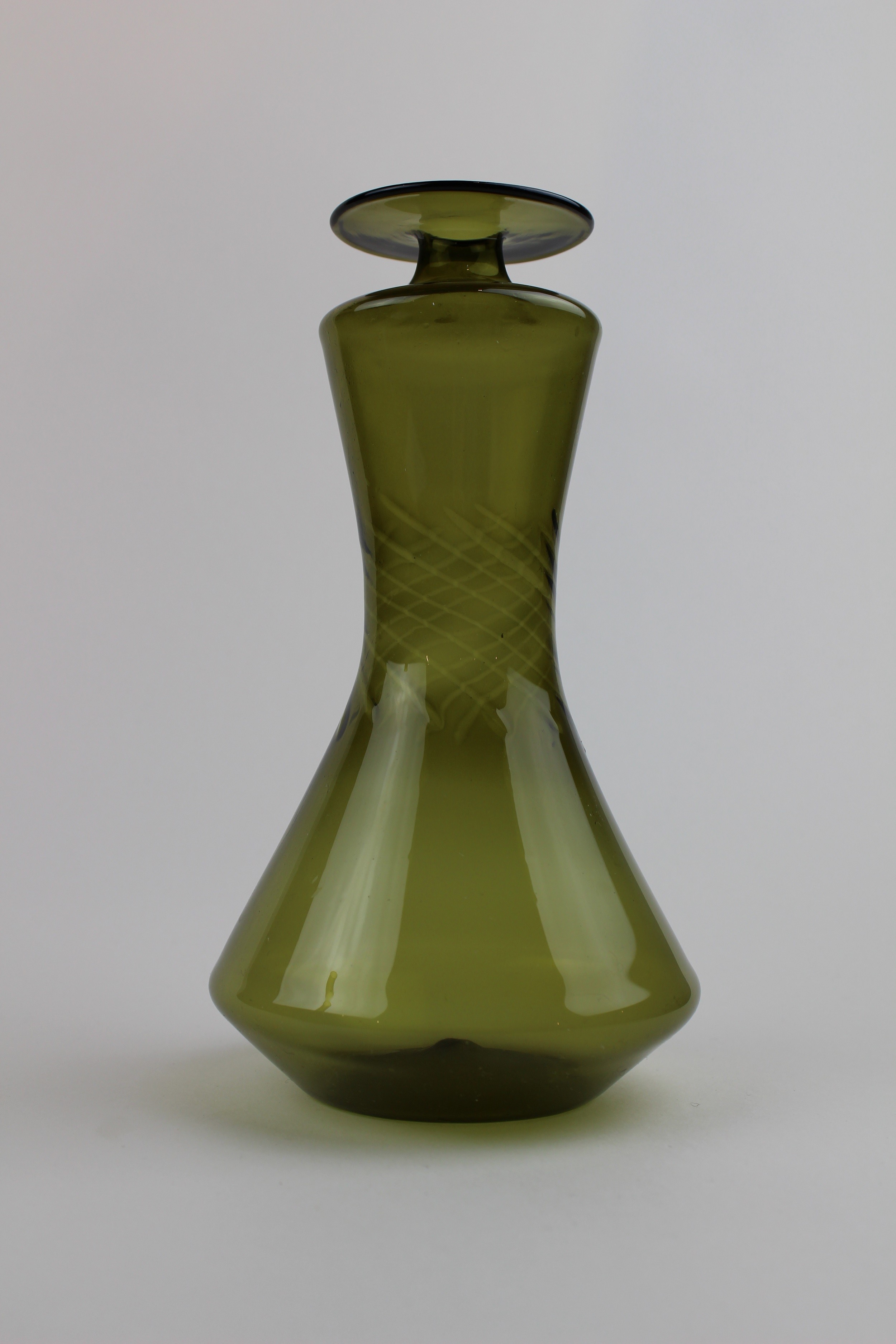 Dunkellagunenfarbene Vase mit Muster (Museum Baruther Glashütte CC BY-NC-SA)