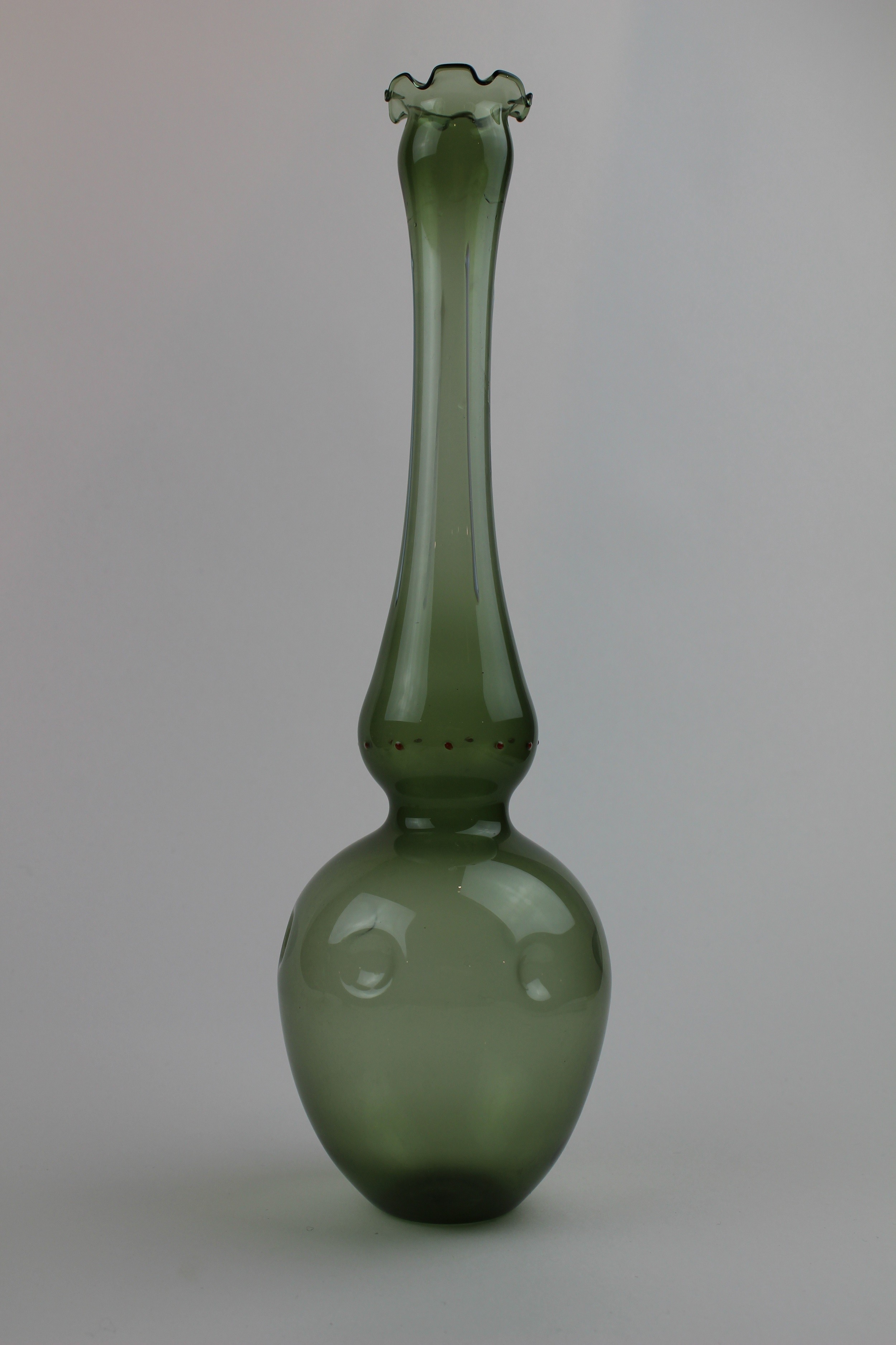Dunkellagunenfarbene Vase mit Verzierungen (Museum Baruther Glashütte CC BY-NC-SA)