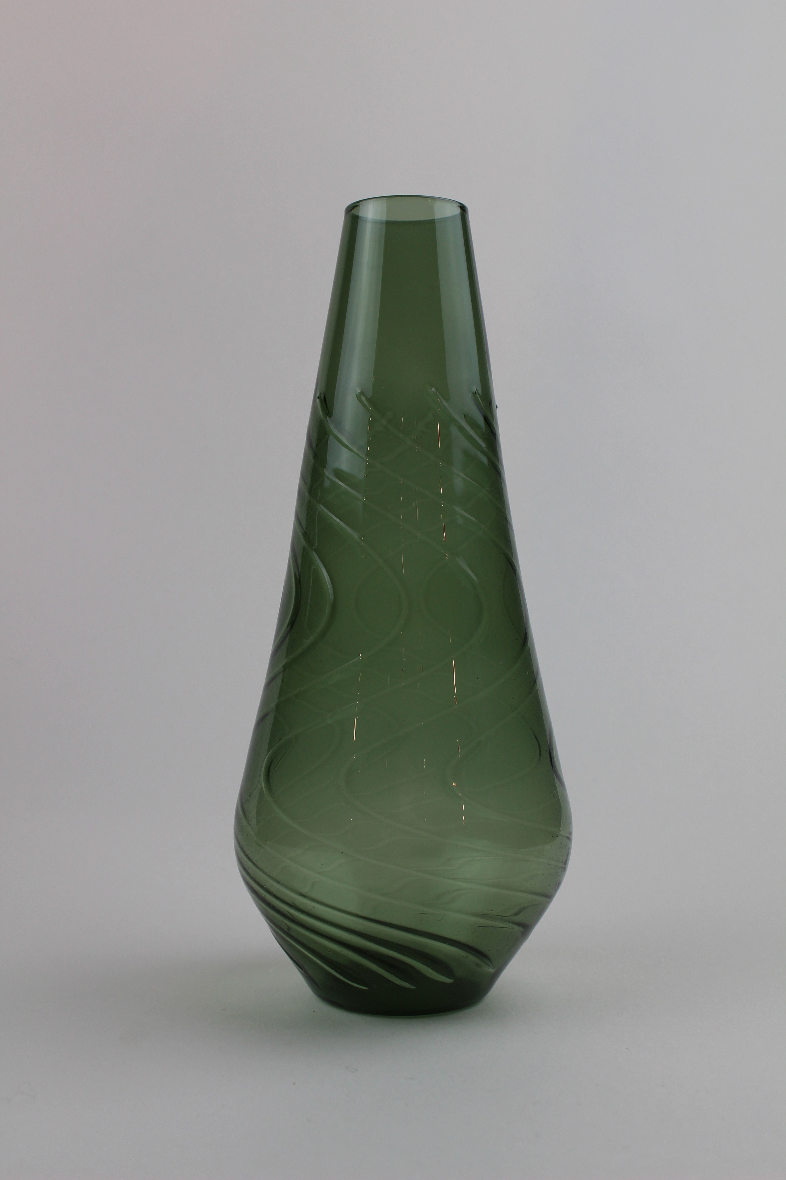 Dunkellagunenfarbene Vase mit Wellenmuster (Museum Baruther Glashütte CC BY-NC-SA)