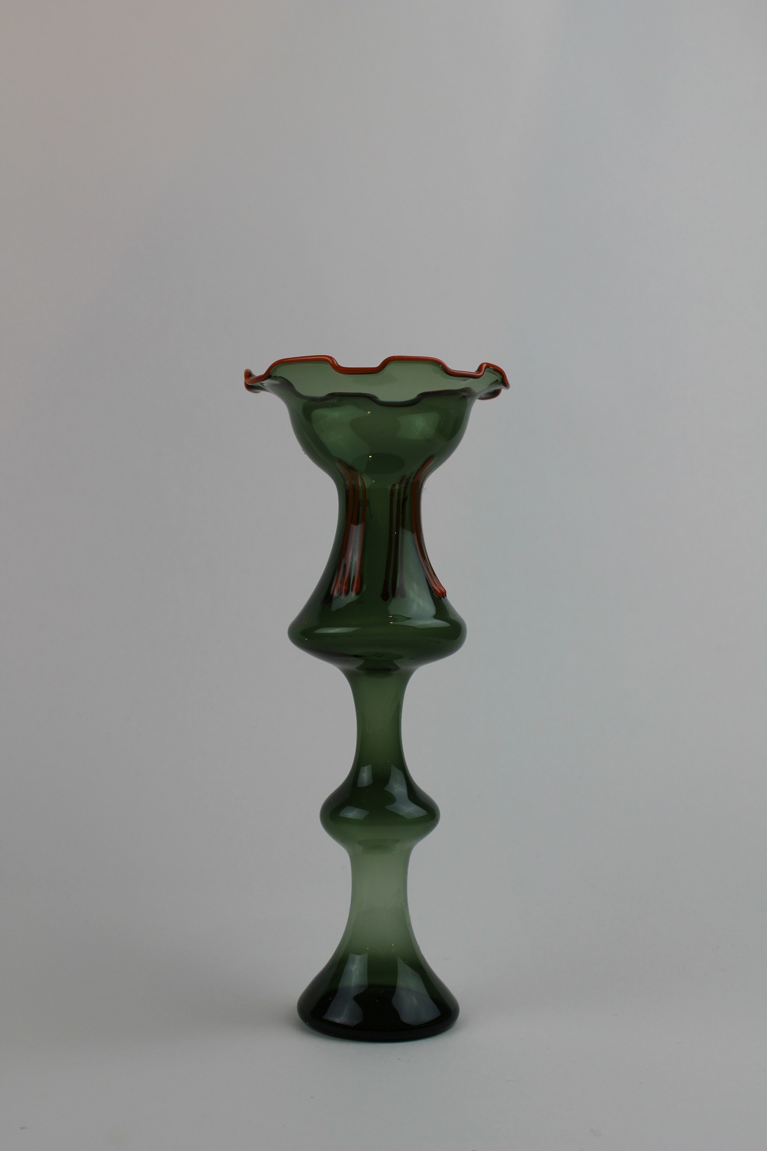 Dunkellagunenfarbene Vase/Kerzenhalter mit farbigem Rand (Museum Baruther Glashütte CC BY-NC-SA)