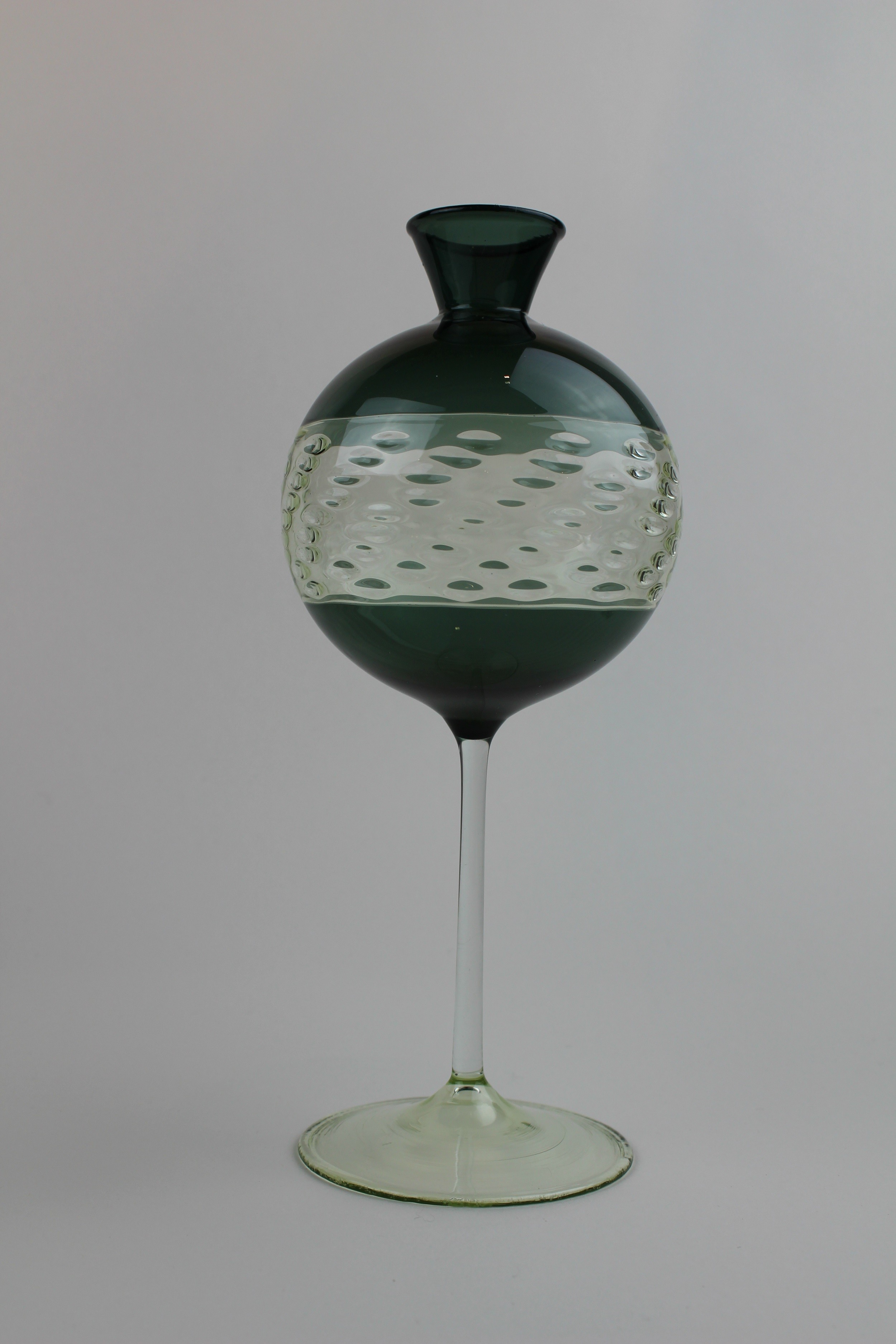 Dunkellagunenfarbene Vase/Kerzenhalter mit farblosem Fuß, Stiel und Einsatz (Museum Baruther Glashütte CC BY-NC-SA)