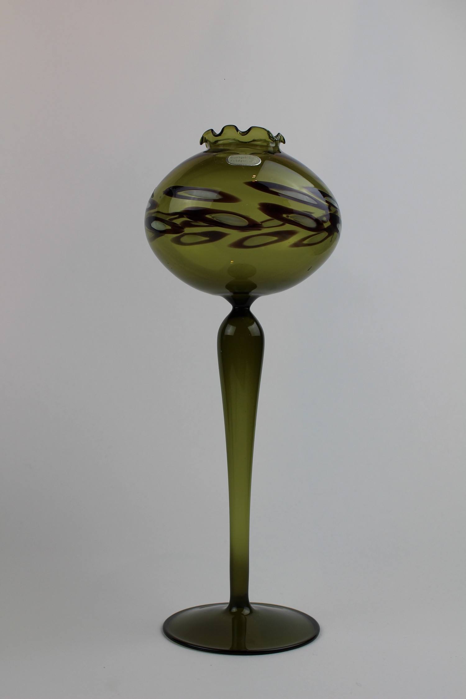 Dunkellagunenfarbene Vase/Kerzenhalter mit Pfauenaugen und Aufkleber (Museum Baruther Glashütte CC BY-NC-SA)