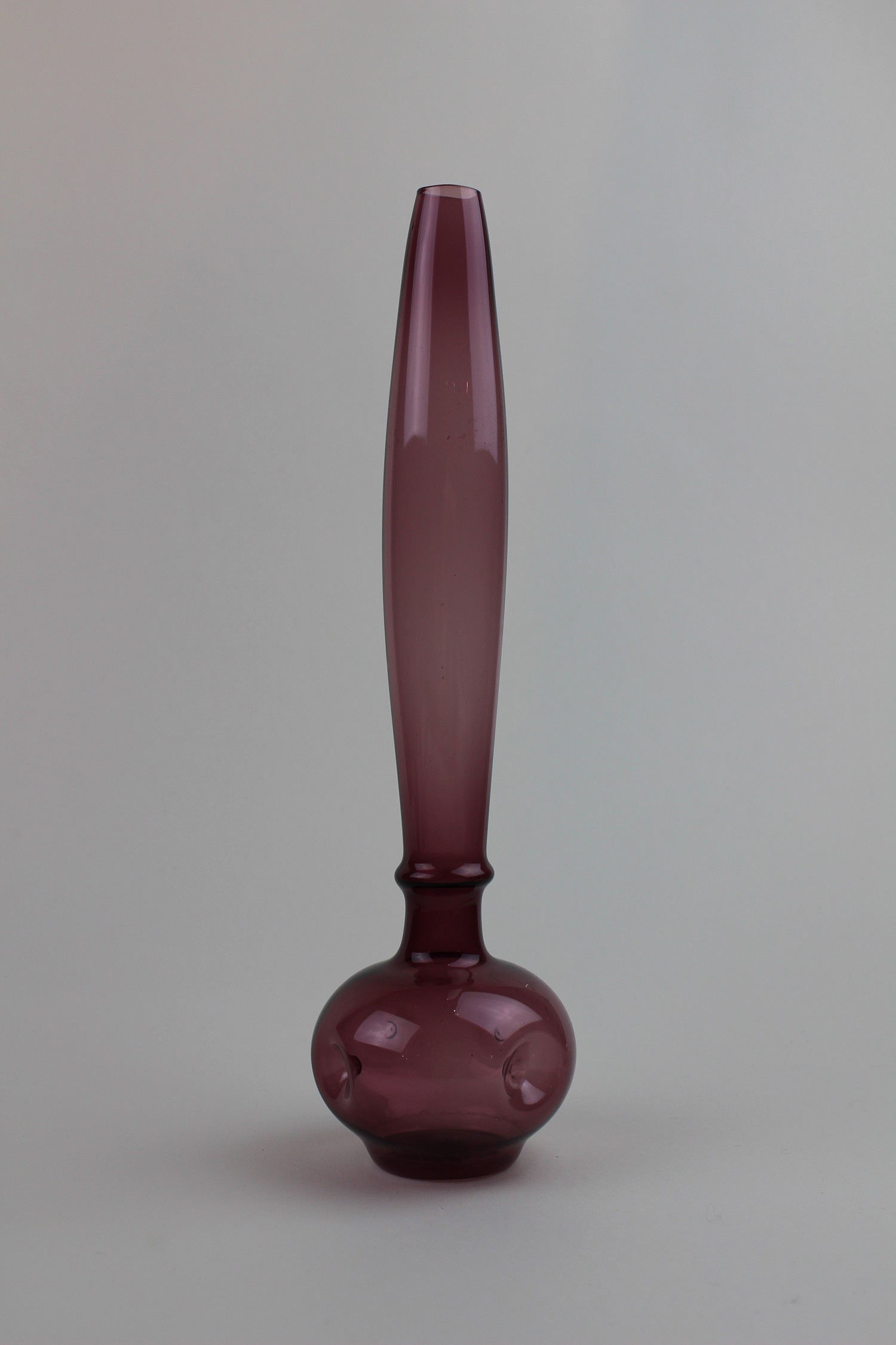 Dunkelviolette, kugelige Vase (Museum Baruther Glashütte CC BY-NC-SA)