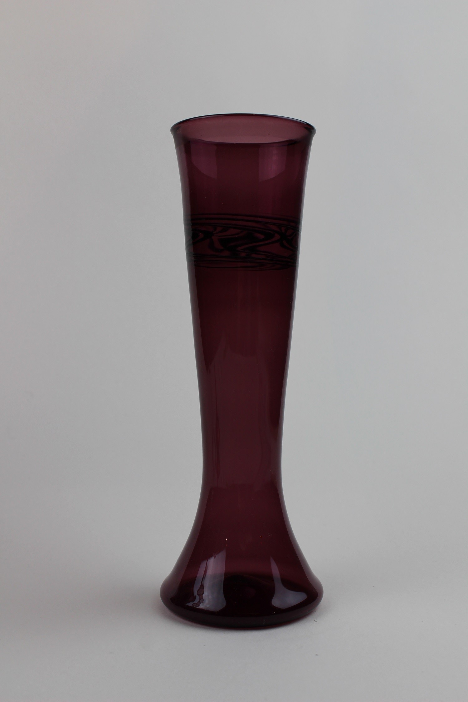 Dunkelviolette Vase (Museum Baruther Glashütte CC BY-NC-SA)