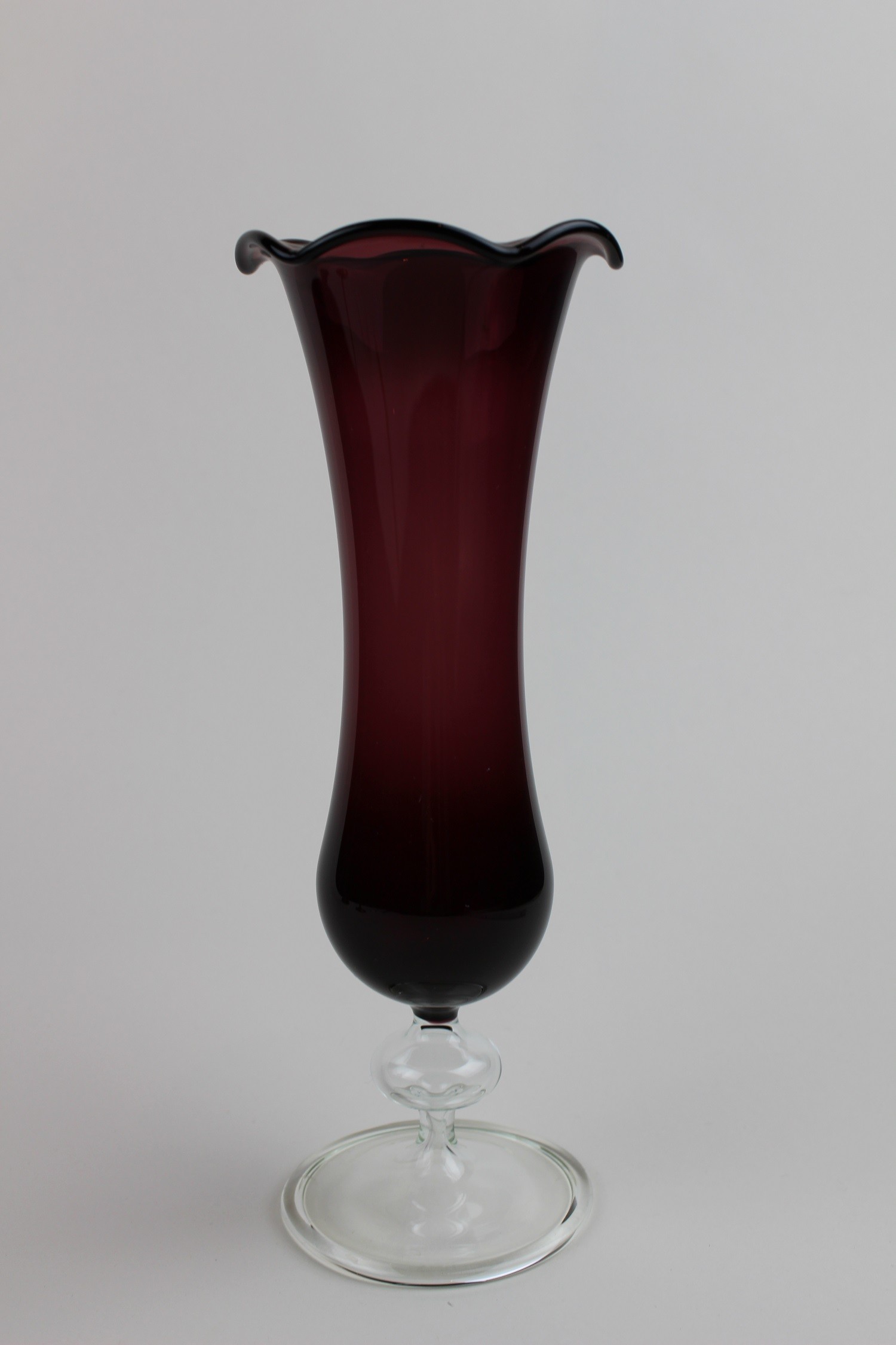 Dunkelviolette Vase mit farblosem Fuß und Stiel (Museum Baruther Glashütte CC BY-NC-SA)
