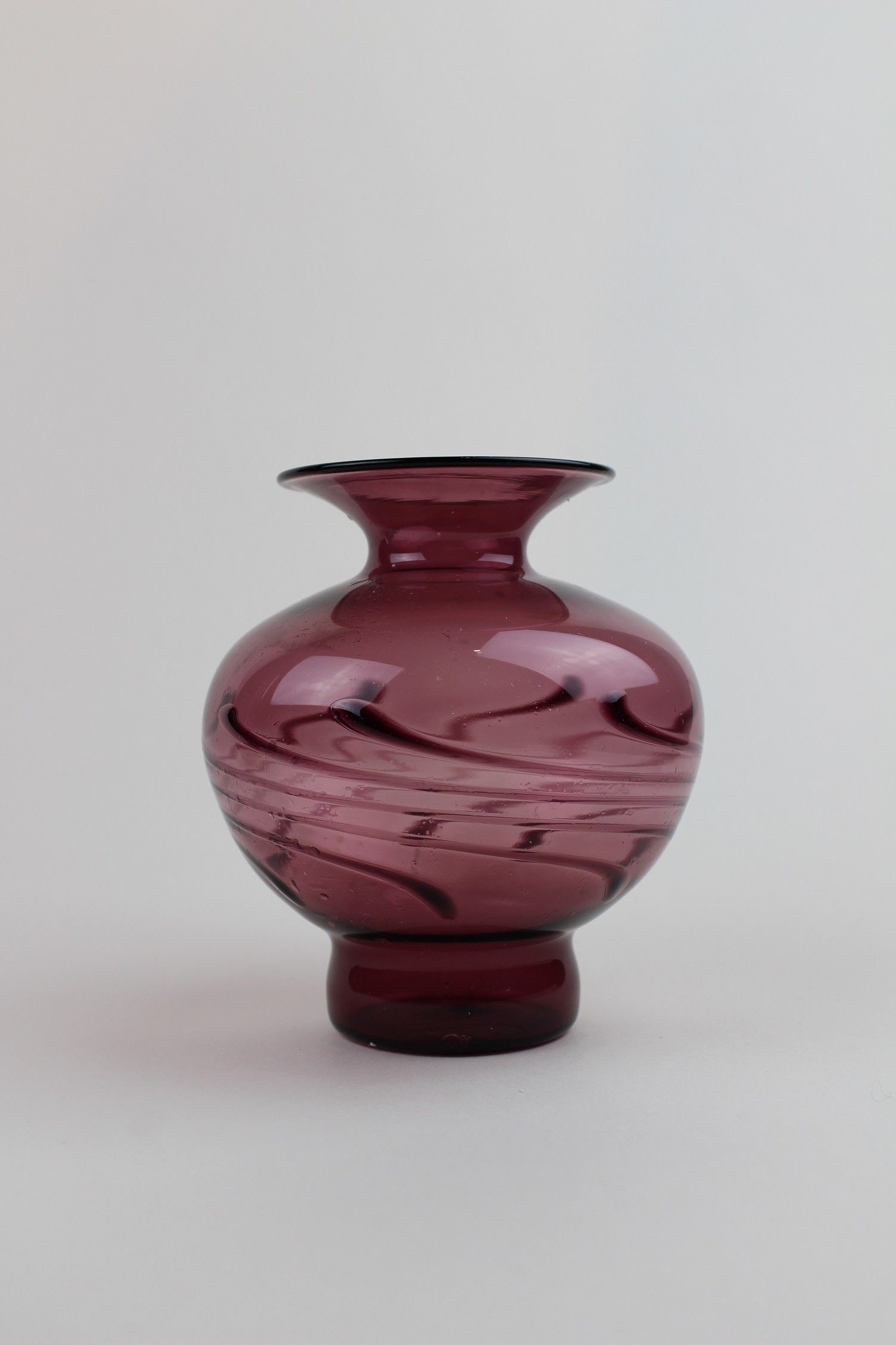 Dunkelviolette Vase/Kerzenhalter mit Verzierungen (Museum Baruther Glashütte CC BY-NC-SA)