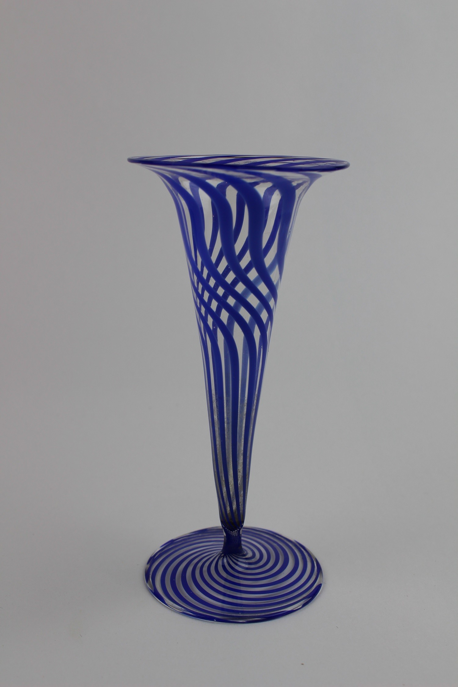 Farblose Vase mit blauen Verzierungen (Museum Baruther Glashütte CC BY-NC-SA)