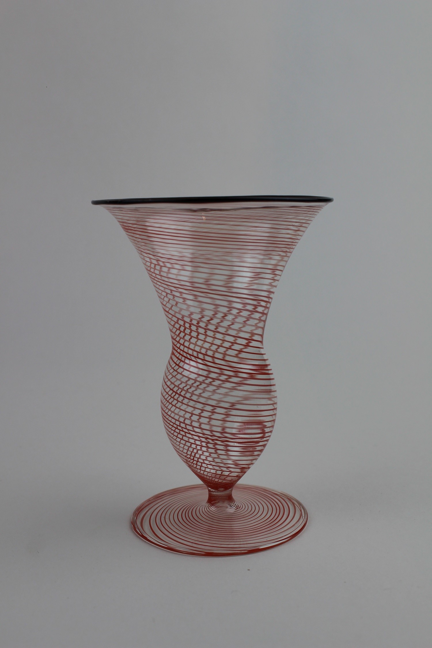 Farblose Vase mit rötlichen Verzierungen (Museum Baruther Glashütte CC BY-NC-SA)