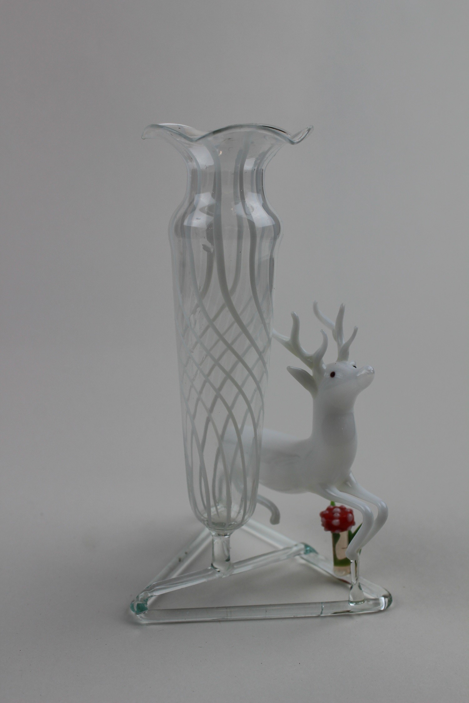 Vase mit weißem Hirsch und Gewächs (Museum Baruther Glashütte CC BY-NC-SA)