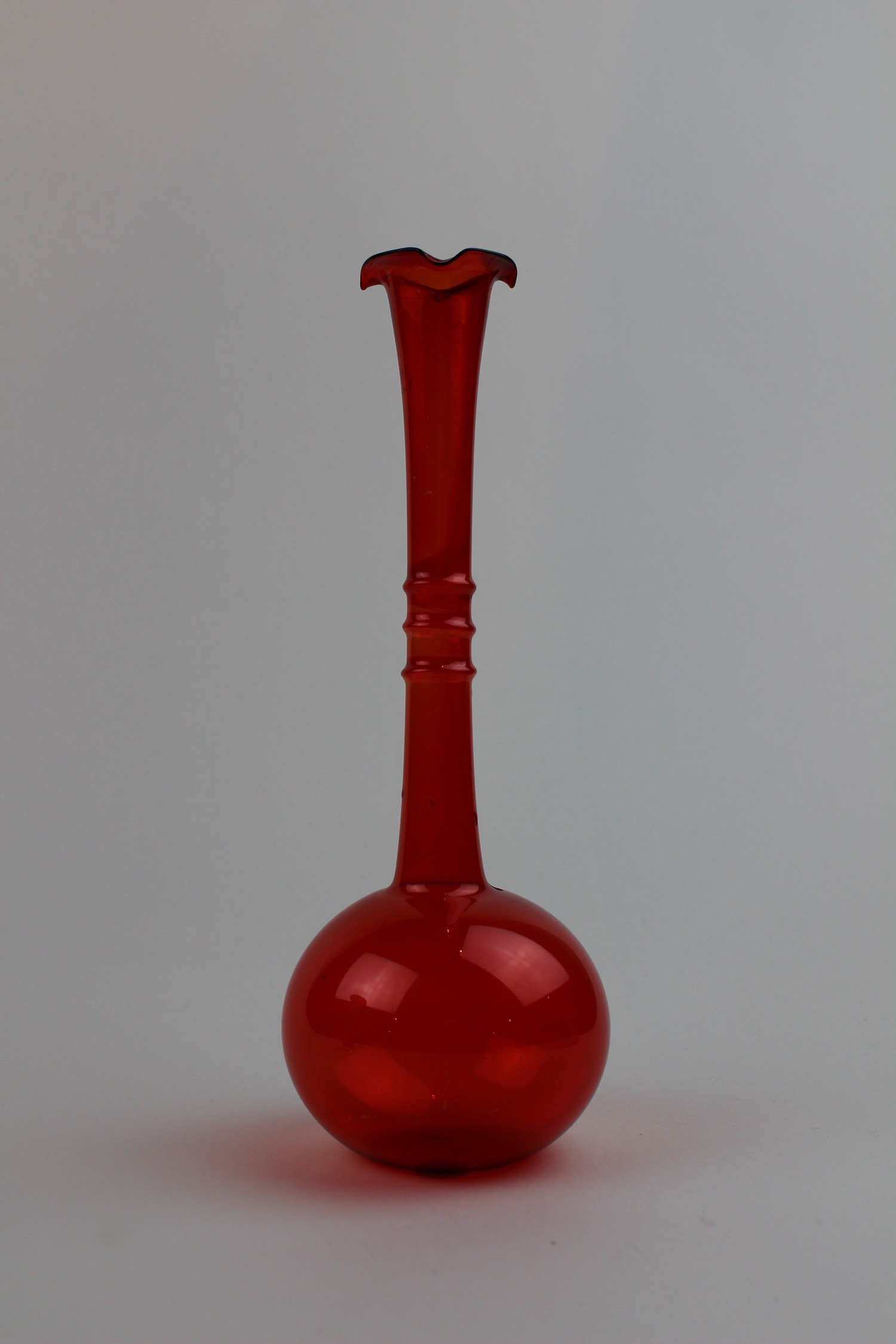 Granatrote, kugelige Vase (Museum Baruther Glashütte CC BY-NC-SA)
