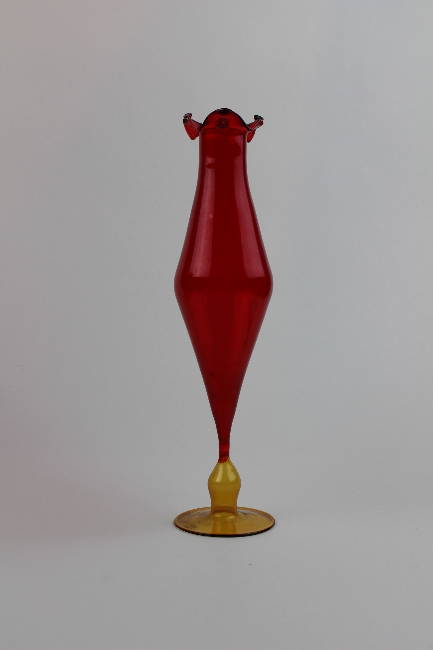 Granatrote Vase mit bernsteinfarbenem Fuß (Museum Baruther Glashütte CC BY-NC-SA)