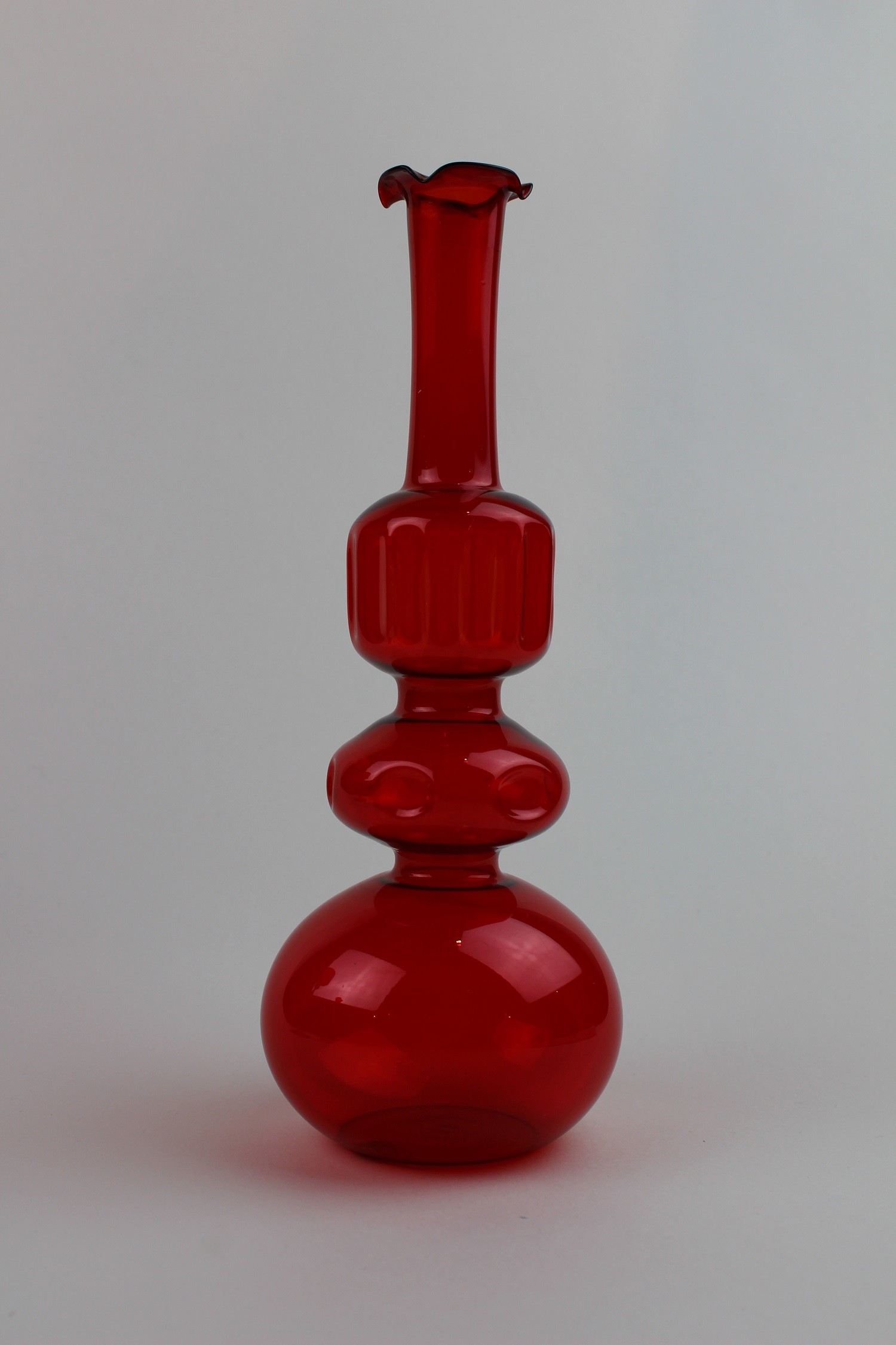 Granatrote Vase mit Verzierungen (Museum Baruther Glashütte CC BY-NC-SA)