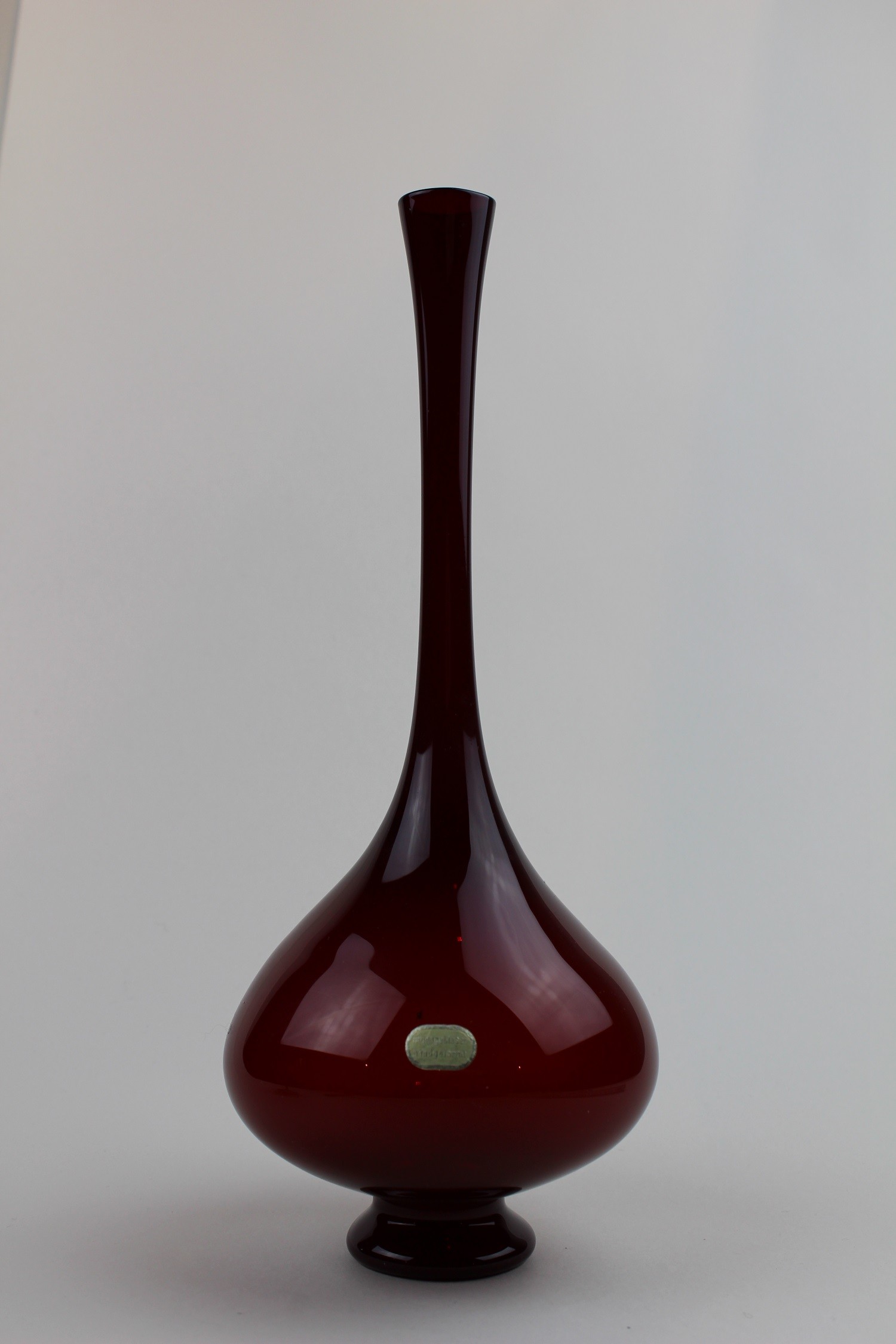 Kupferrubinrote Vase mit Aufkleber (Museum Baruther Glashütte CC BY-NC-SA)