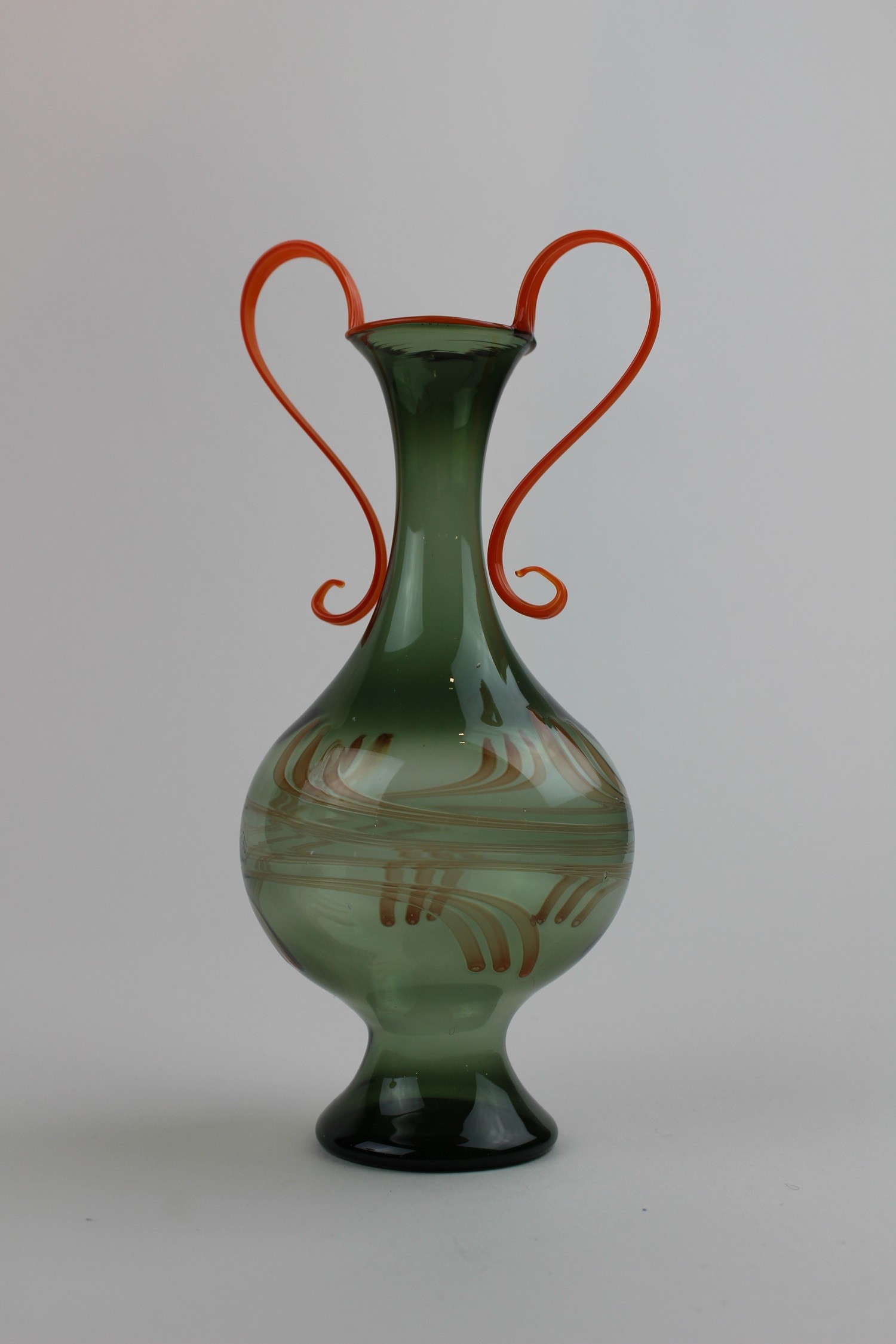 Lagunenfarbene Karaffe/Vase mit orangen Amphorenhenkeln (Museum Baruther Glashütte CC BY-NC-SA)