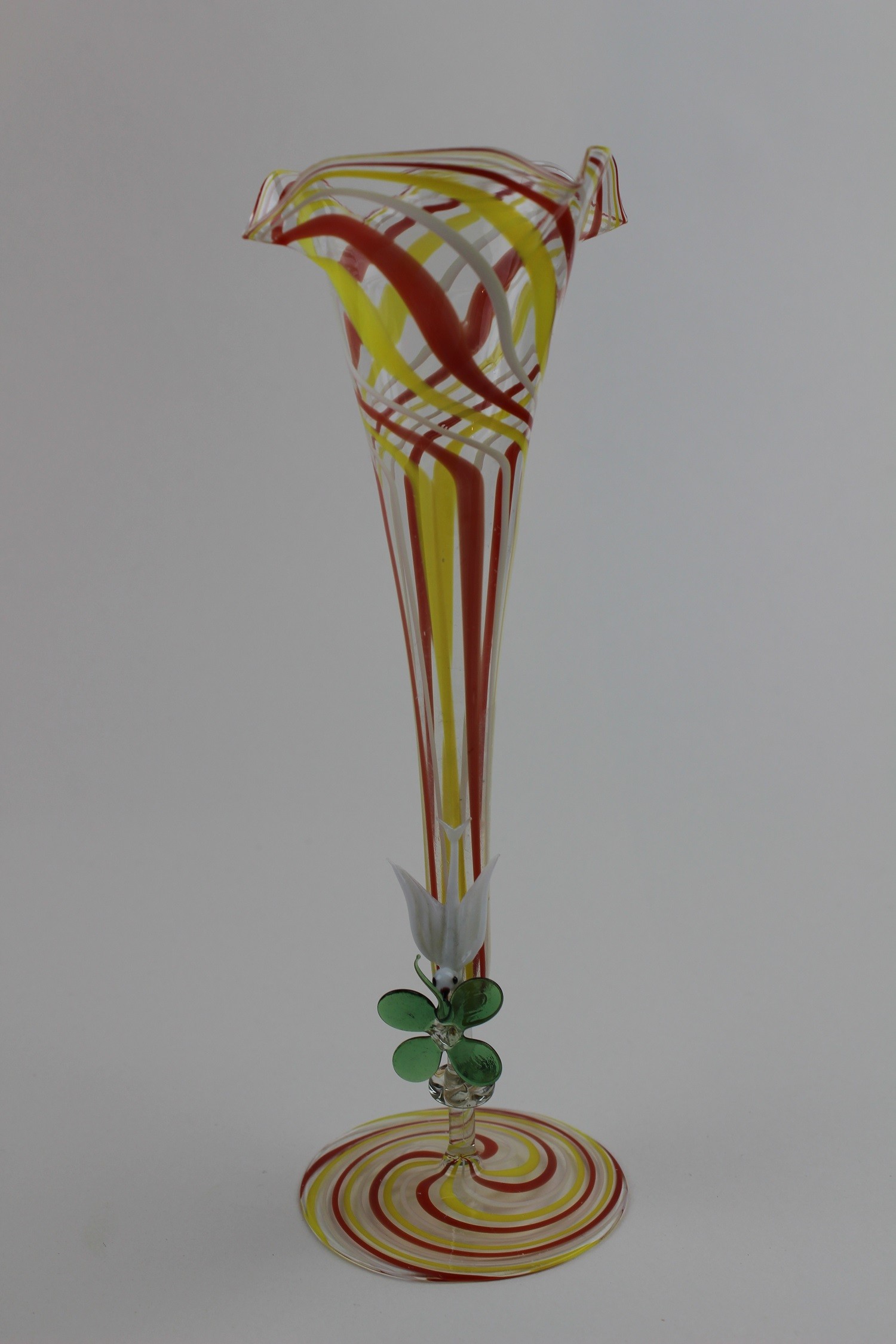 Mehrfarbige Vase mit Kleeblatt und Vogel (Museum Baruther Glashütte CC BY-NC-SA)