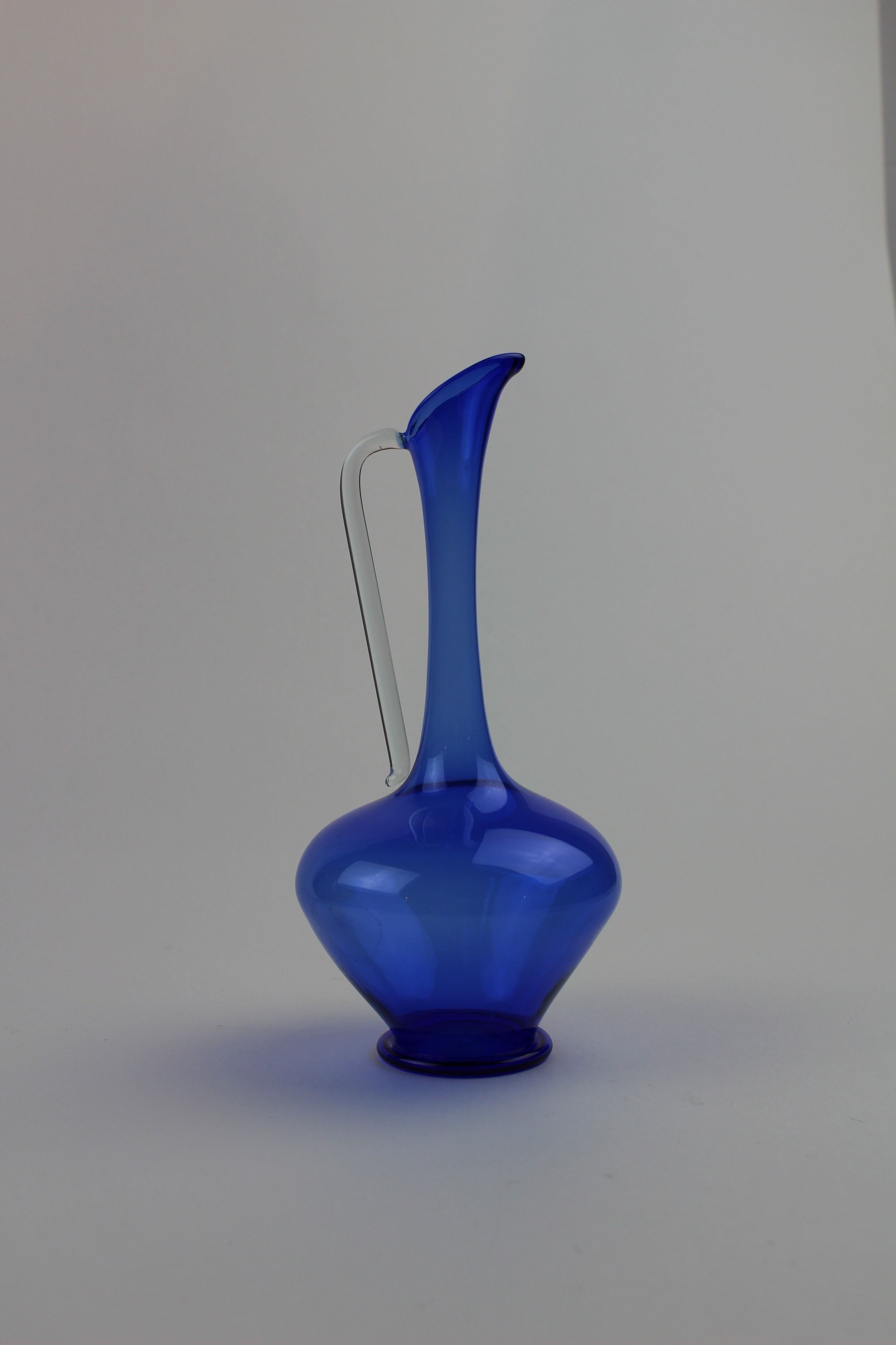 Montanblaue Glaskaraffe/Vase mit farblosem Henkel (Museum Baruther Glashütte CC BY-NC-SA)