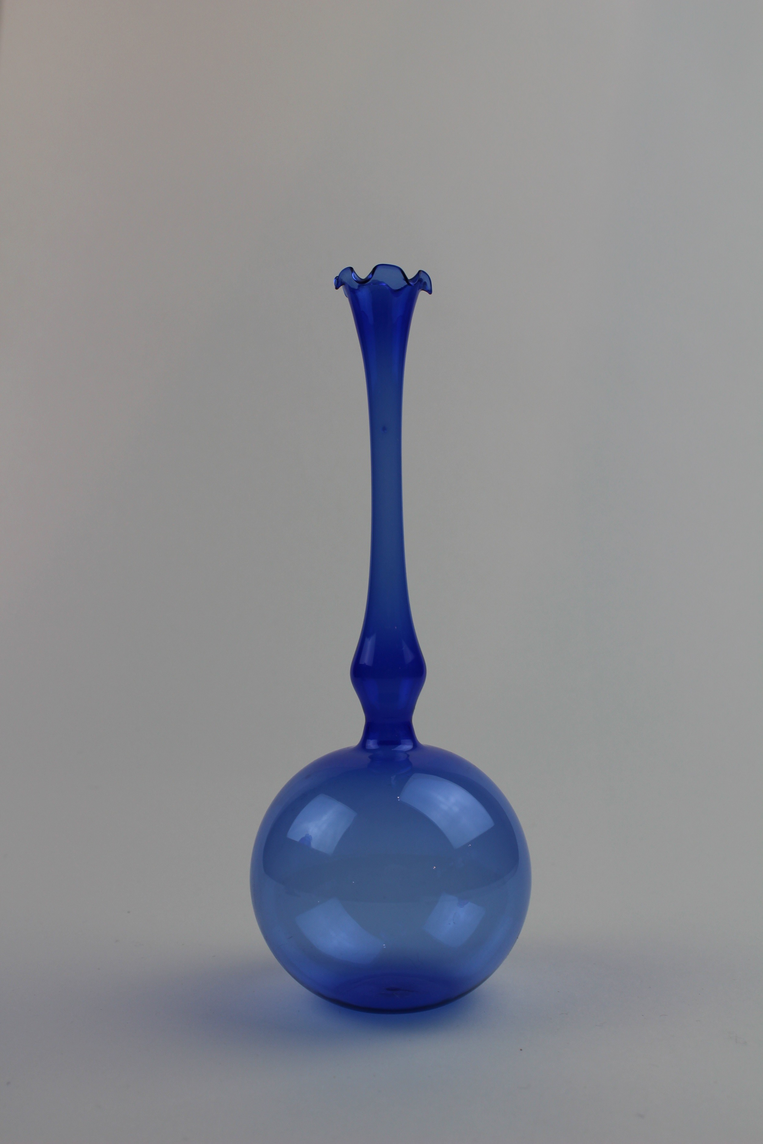 Montanblaue, kugelige Vase (Museum Baruther Glashütte CC BY-NC-SA)